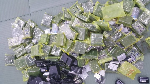 保二刑大破獲不肖業者趁商機販賣大量仿冒相機、攝影機電池。(保二刑大提供)