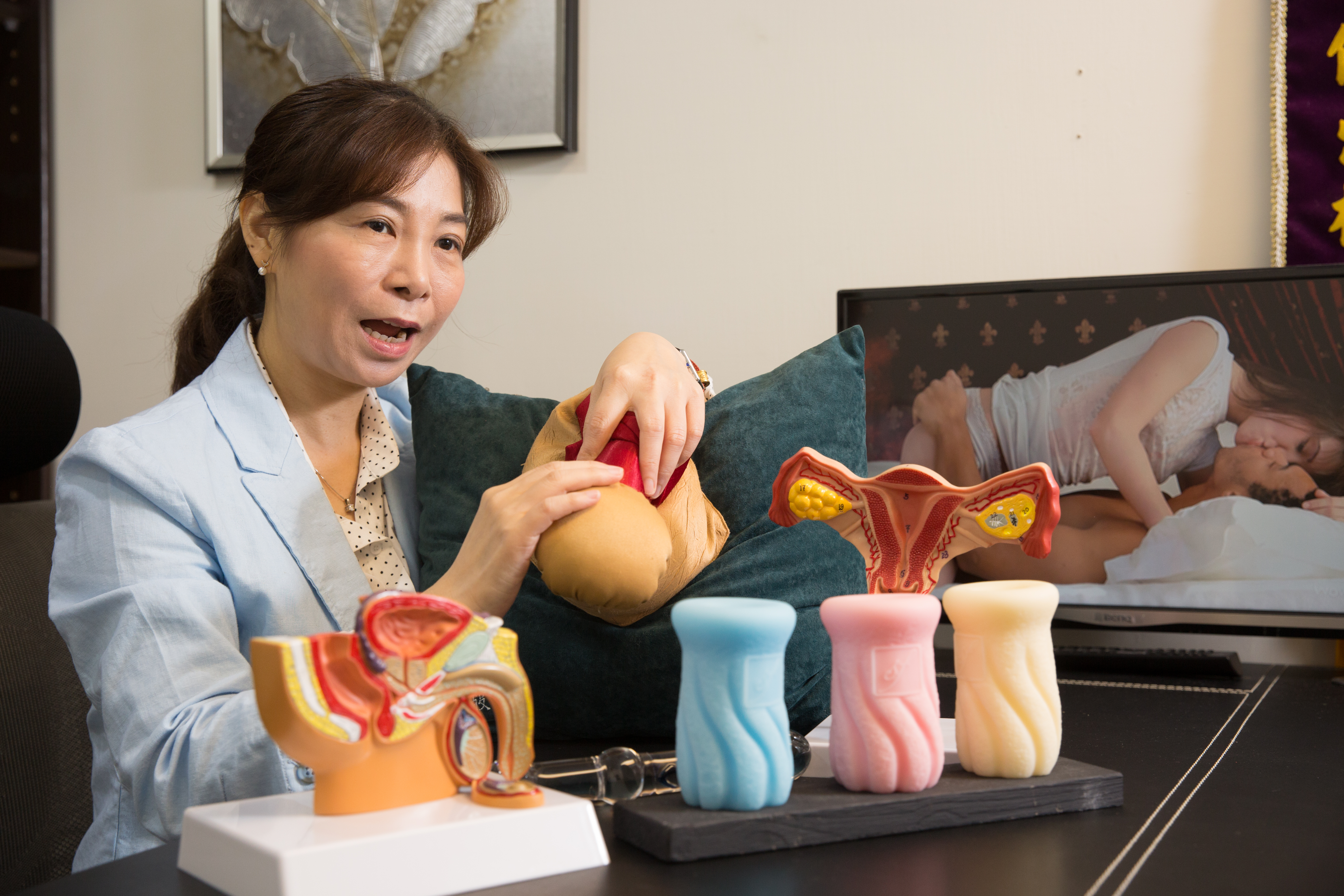 童嵩珍是華人世界第一個專業性治療師，採真槍實彈觀察，幫性障礙者找出問題。