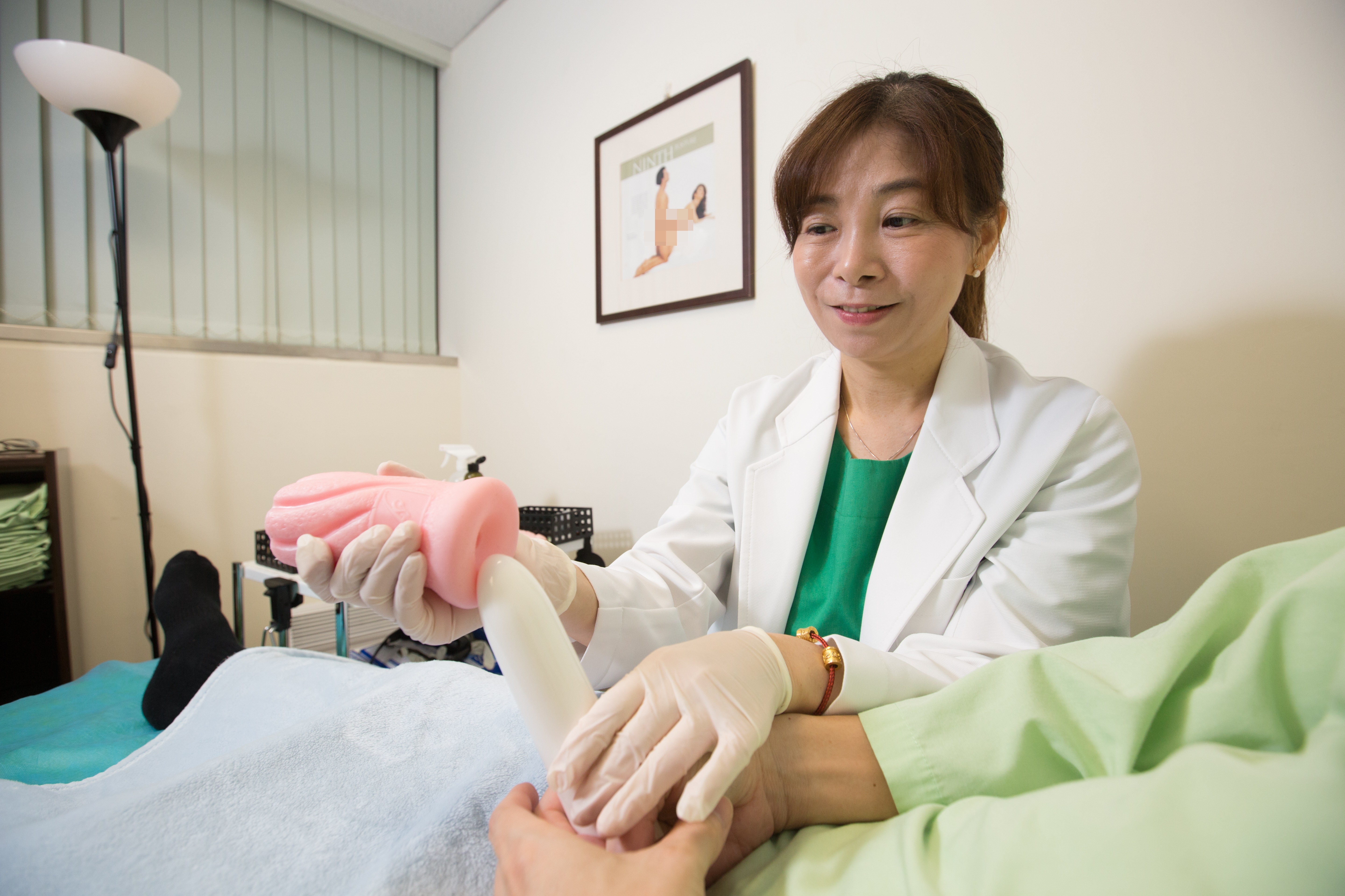 本來是高雄榮總護理師的童嵩珍，因為撞見病患打石膏、吊點滴也要做愛做的事，決定去念人類性學研究所，鑽研這門學問。