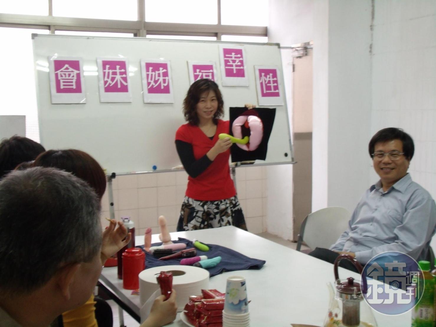 童嵩珍曾在廣川醫院開性福門診，並開始寫大量有關性愛疑難雜症的文章，慢慢打響知名度。（童嵩珍提供）
