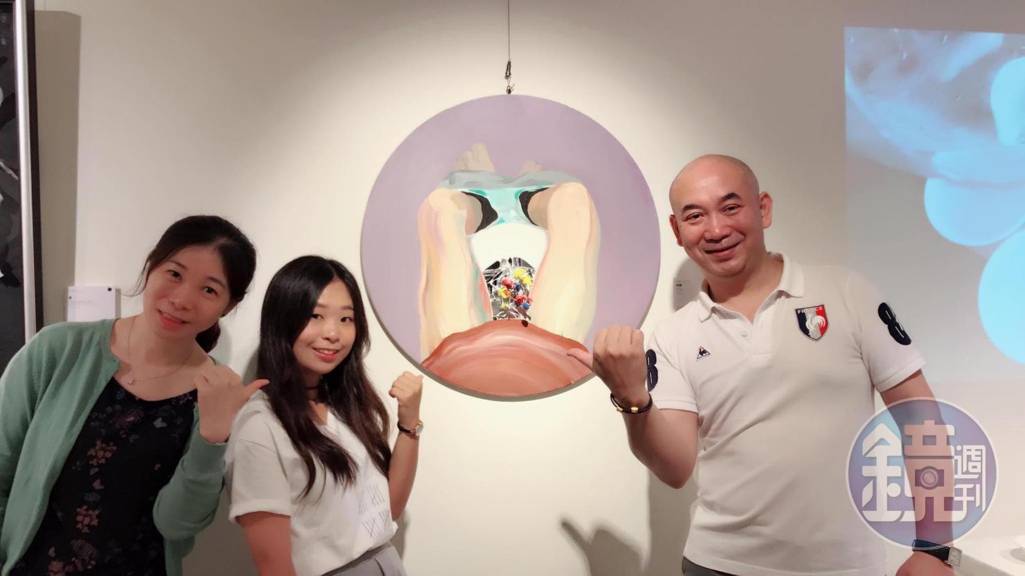 童嵩珍的女兒（中）是北藝大美術系學生，右為童嵩珍伴侶林裕益。林裕益本來是資訊業，受童老師影響，也從樹德科大人類性學研究所畢業，兩人也是事業夥伴。（童嵩珍提供）