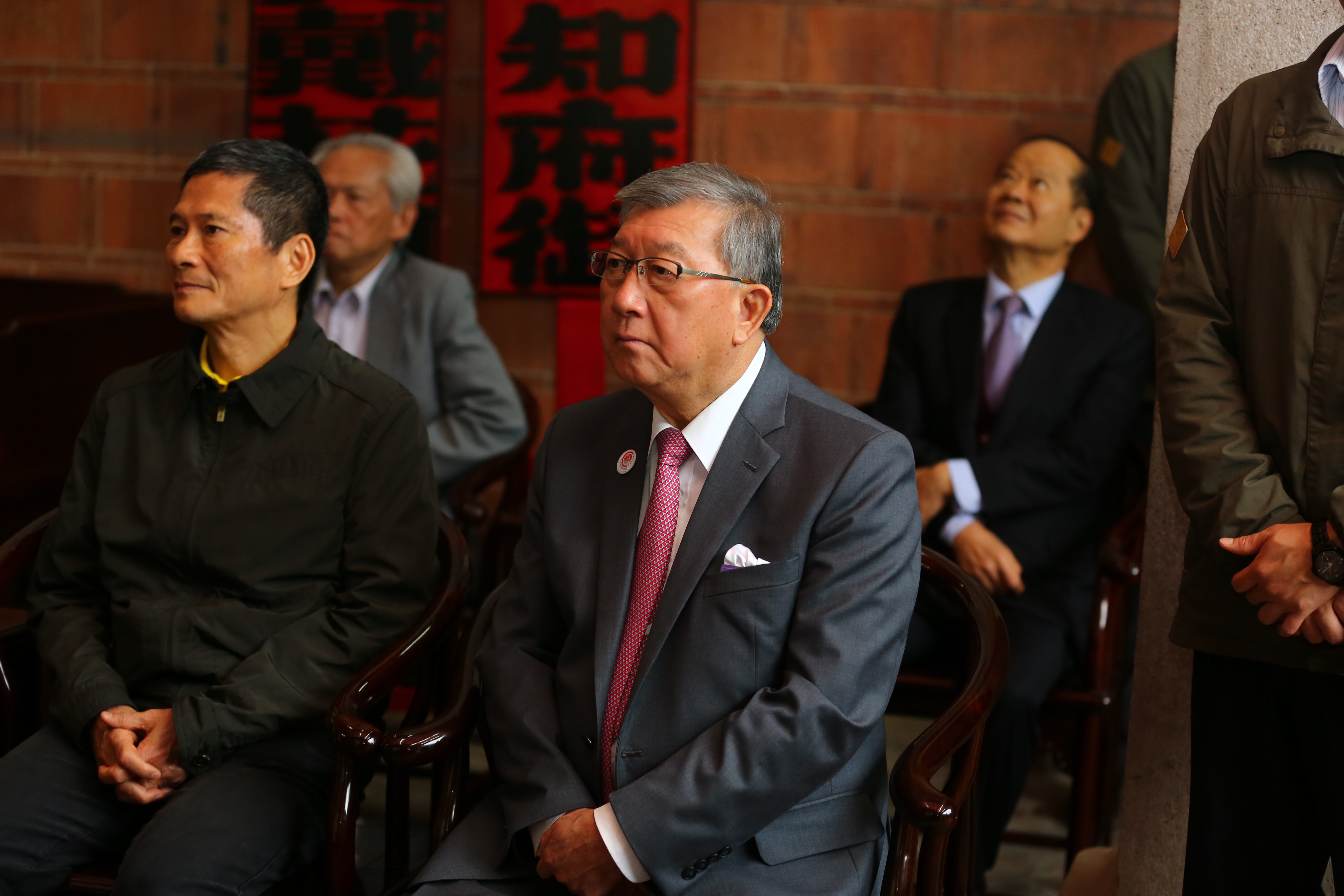 新竹縣長邱鏡淳(右)因「浪漫台三線」計畫與客委會槓上,左為客委會主委李永得。