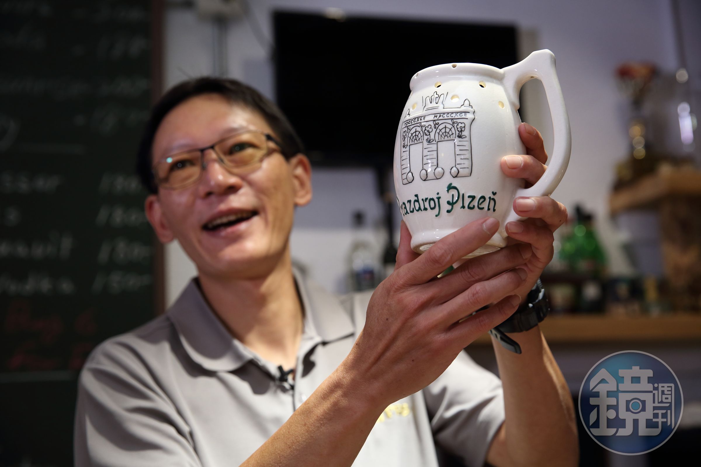 香宜收藏不少歐洲的器物，例如特別的「洞洞杯」，飲者必須按對洞，不然喝啤酒可是會喝到一身濕。