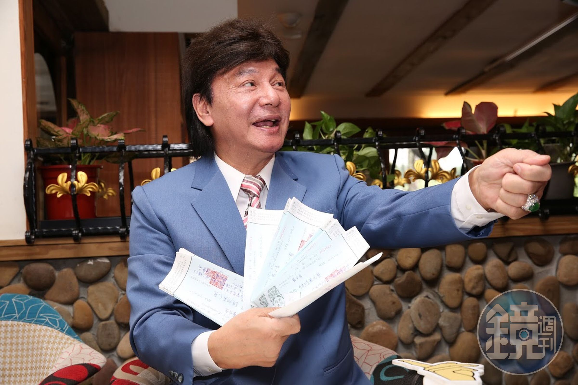 藍文青拿出吳易展親筆所寫的切結書。