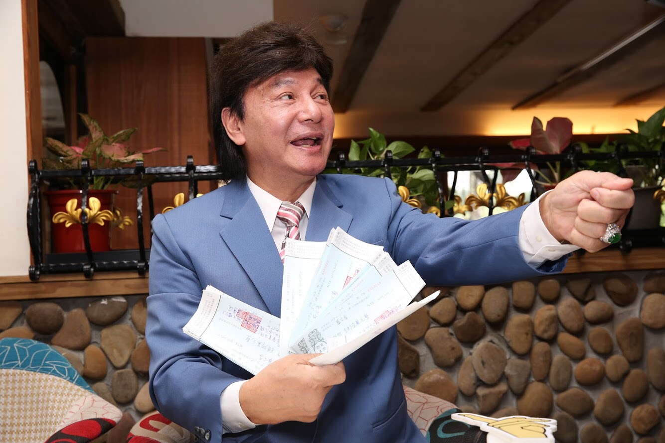 藍文青拿出吳易展親筆所寫的切結書。