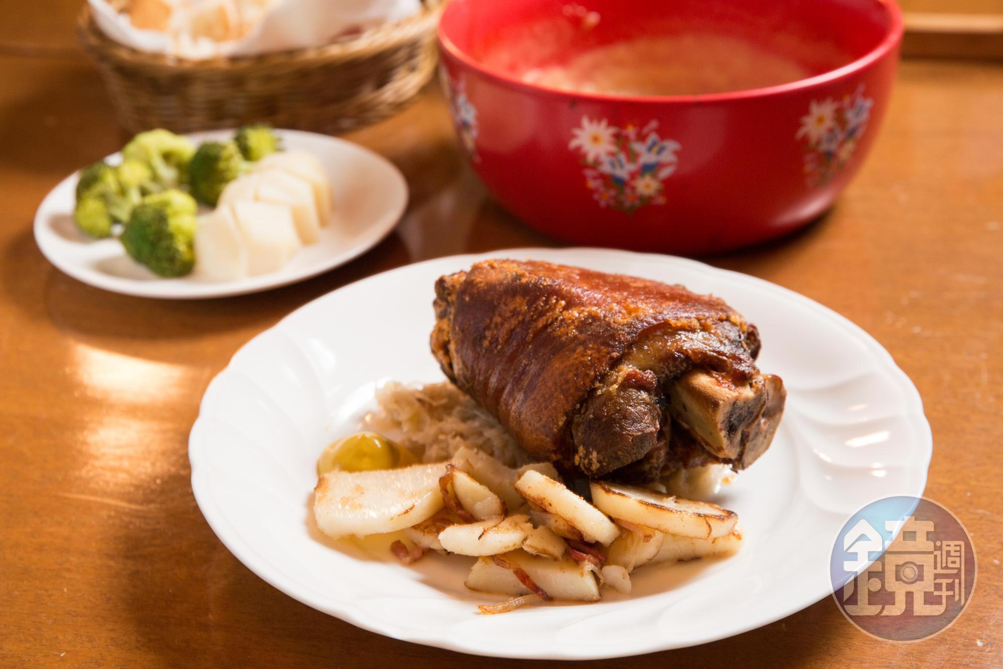 慕尼黑烤豬腳採先水煮、後火烤，肉質吃起來不柴，佐豬腳的酸菜堪稱一品。（670元）