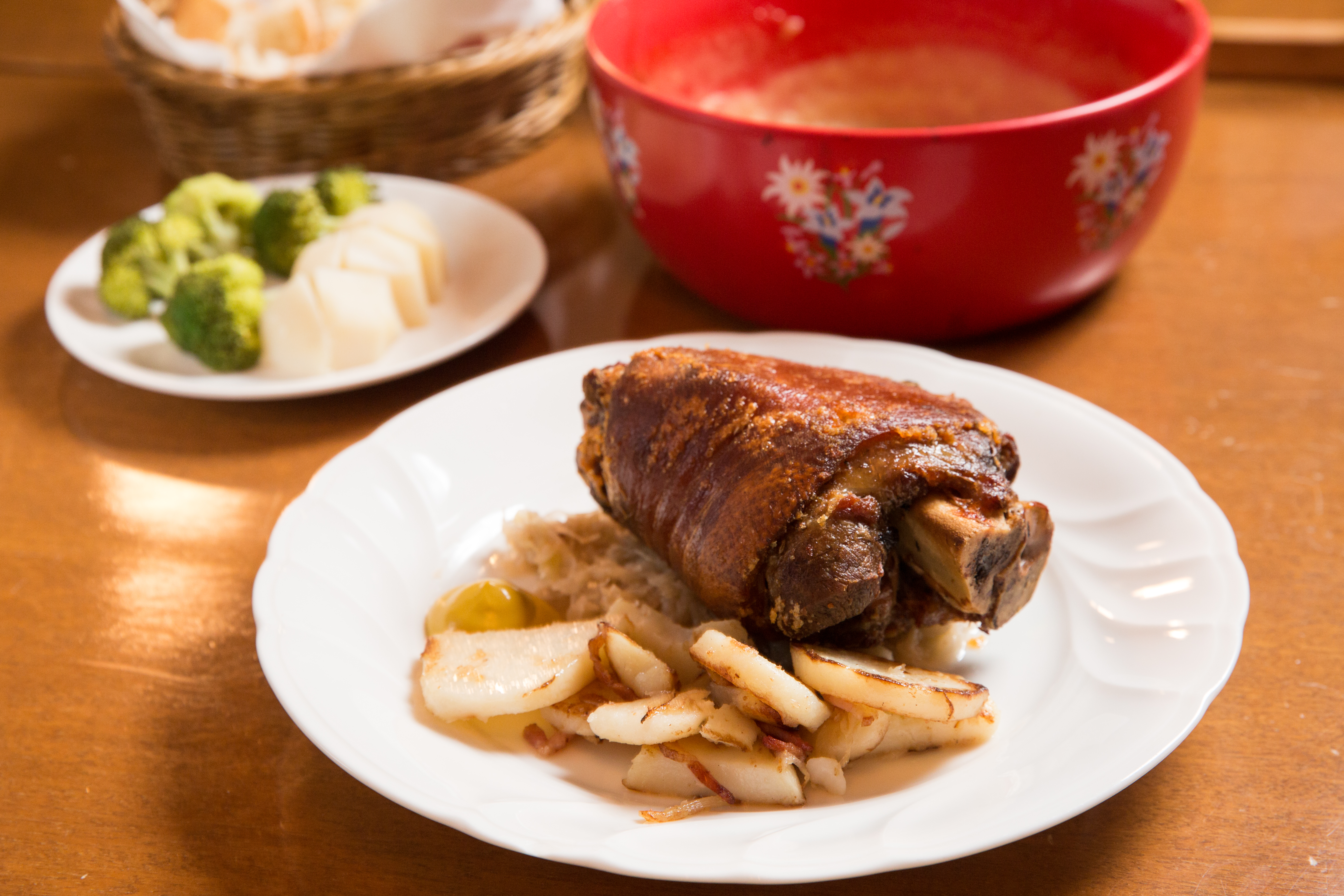 慕尼黑烤豬腳採先水煮、後火烤，肉質吃起來不柴，佐豬腳的酸菜堪稱一品。（670元）