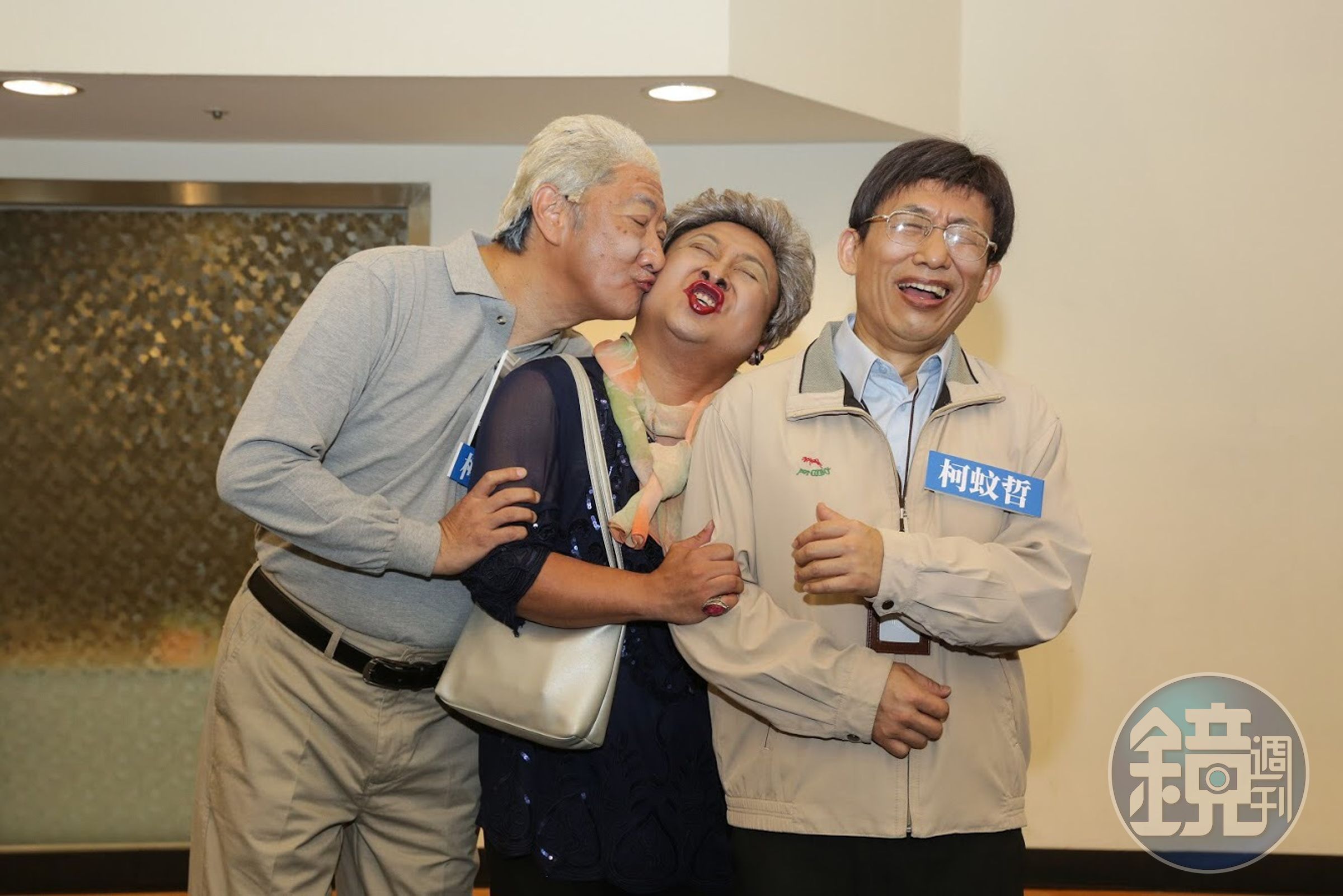 郭子乾（右起）、納豆、九孔模仿「柯蚊哲一家」，九孔不停地吃納豆豆腐，令人噴飯。