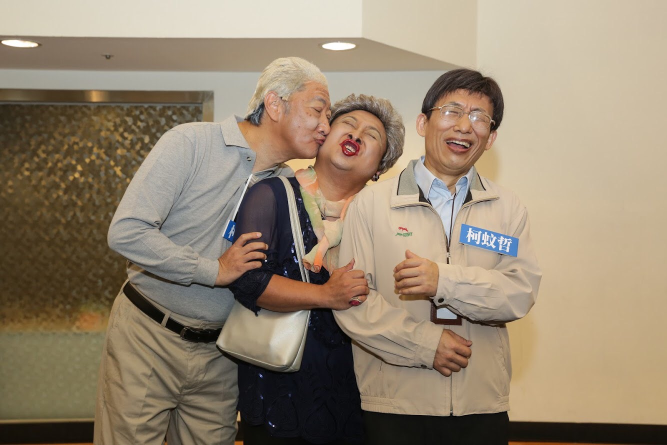 郭子乾（右起）、納豆、九孔模仿「柯蚊哲一家」，九孔不停地吃納豆豆腐，令人噴飯。