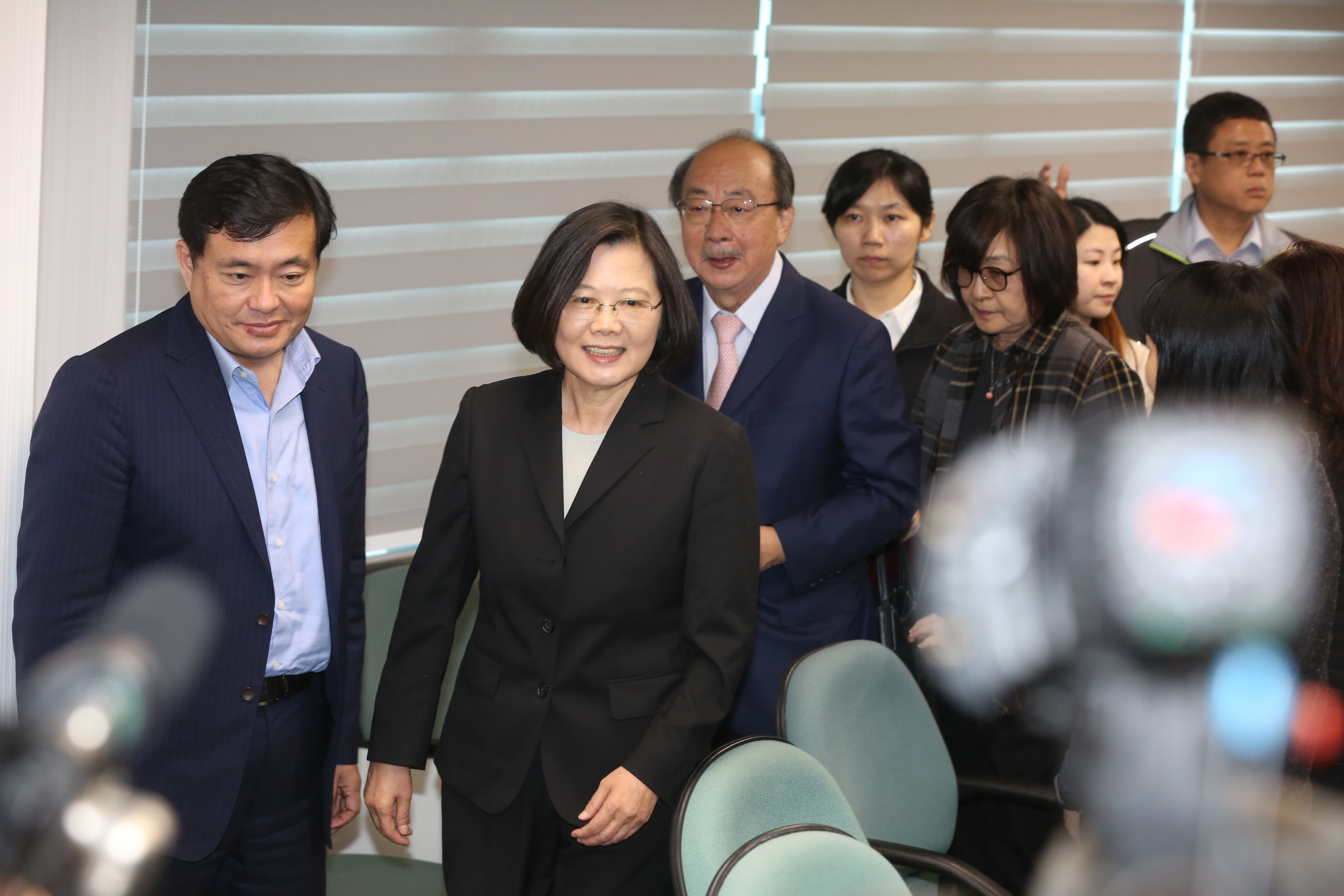 中常委陪著蔡英文一同走出會議室。