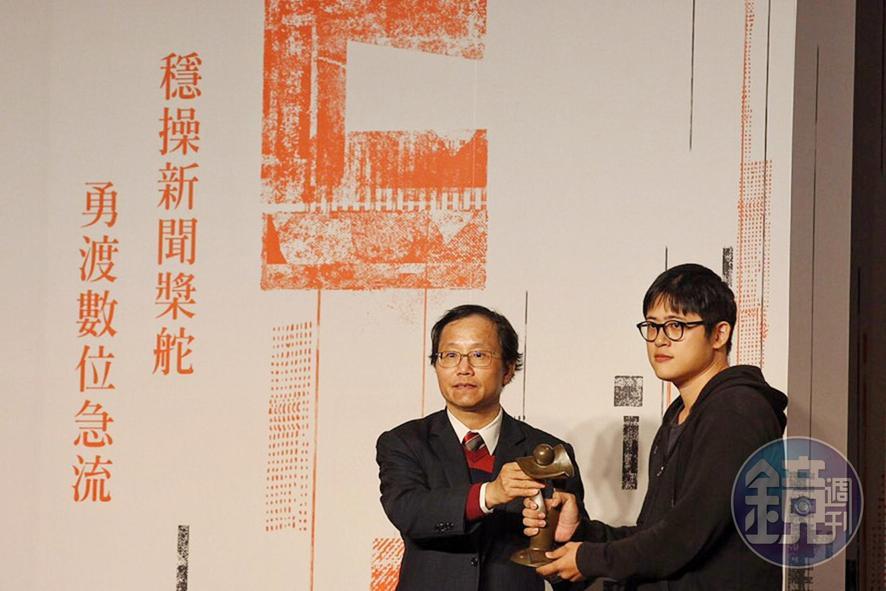 《鏡週刊》攝影記者楊子磊（右）以作品〈異鄉安魂曲—越南移工阮國非之死〉系列，獲第17屆卓越新聞獎系列新聞攝影首獎。