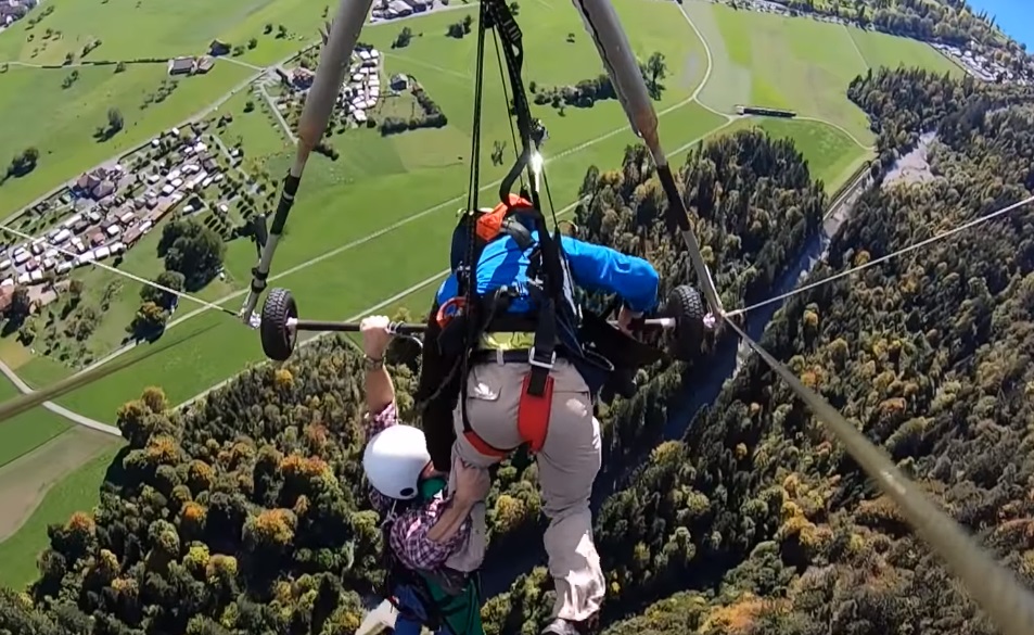 男子一手抓住金屬桿，另一手則抓教練的腳，防止自己從高空墜落。（翻攝自Gursk3 YouTube頻道）