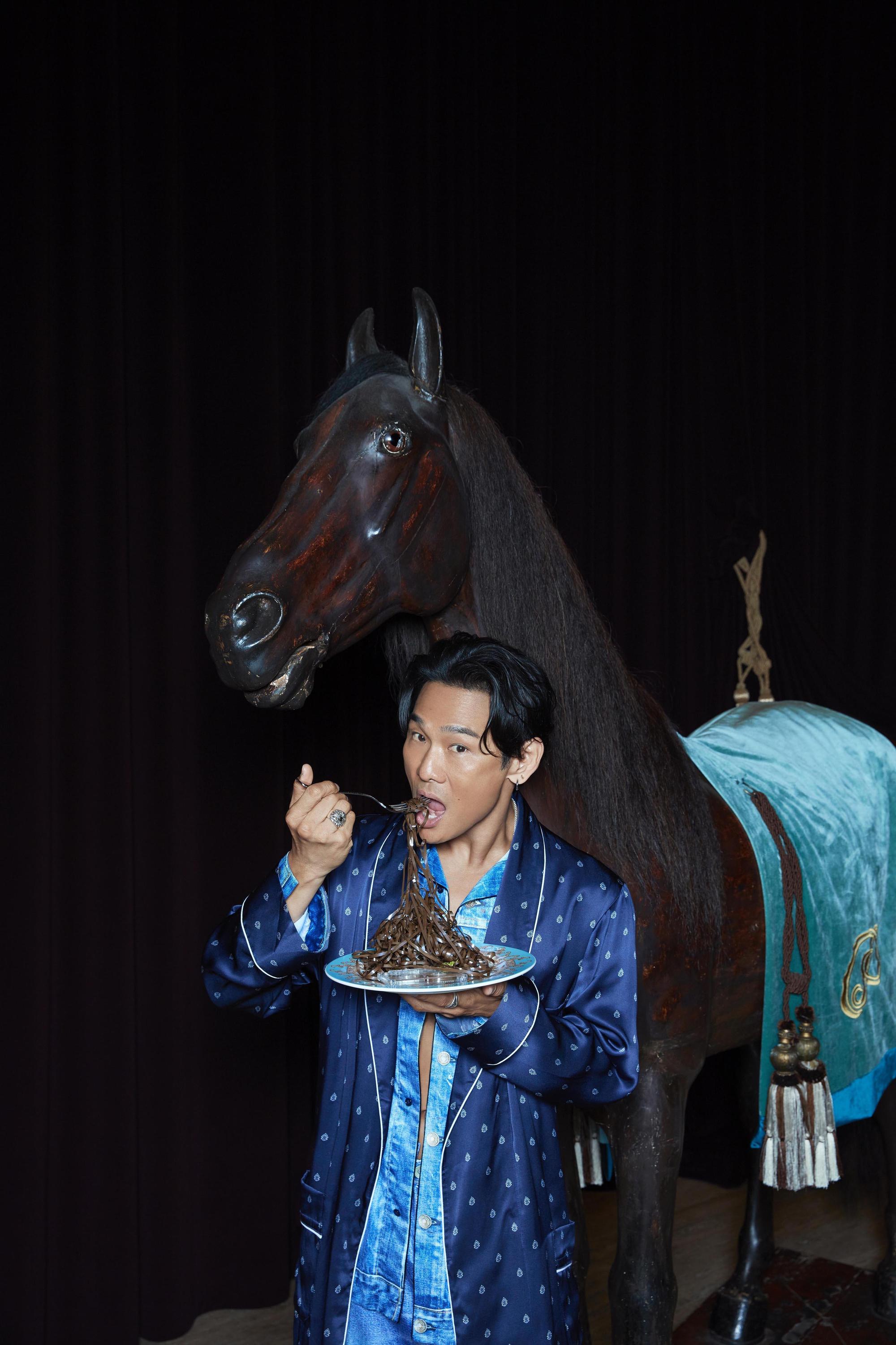 「過去的靈魂是未來的養分！」所以杜德偉吃的是卡帶麵。（杜德偉工作室提供）
