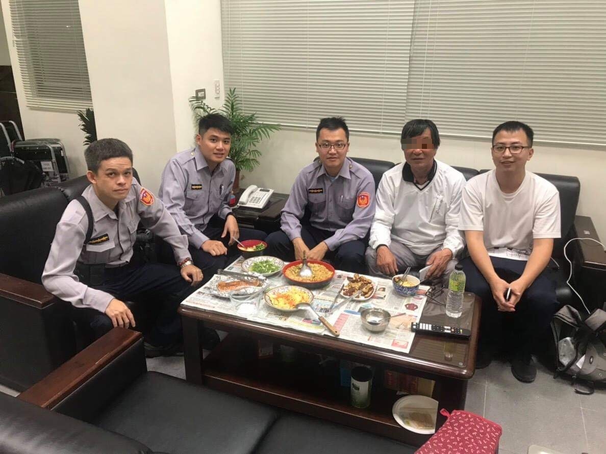 日本籍背包客為讓已故妻子看見台灣的美，背著妻子骨灰壯遊台灣。（翻攝畫面）