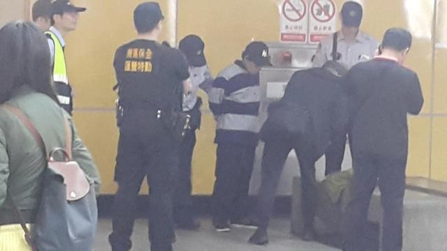 警方於捷運市府站逮到偷取皮夾的曾姓慣竊。（警方提供）