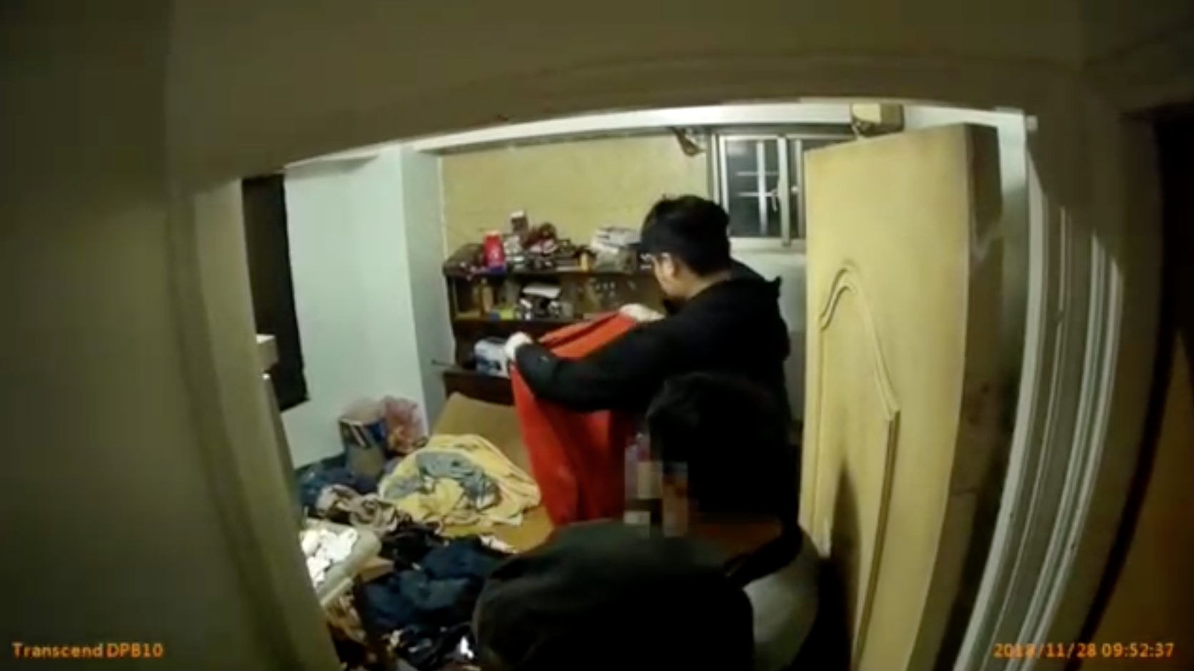 警方從曾姓犯嫌的住處起獲犯案時的衣物。（警方提供）