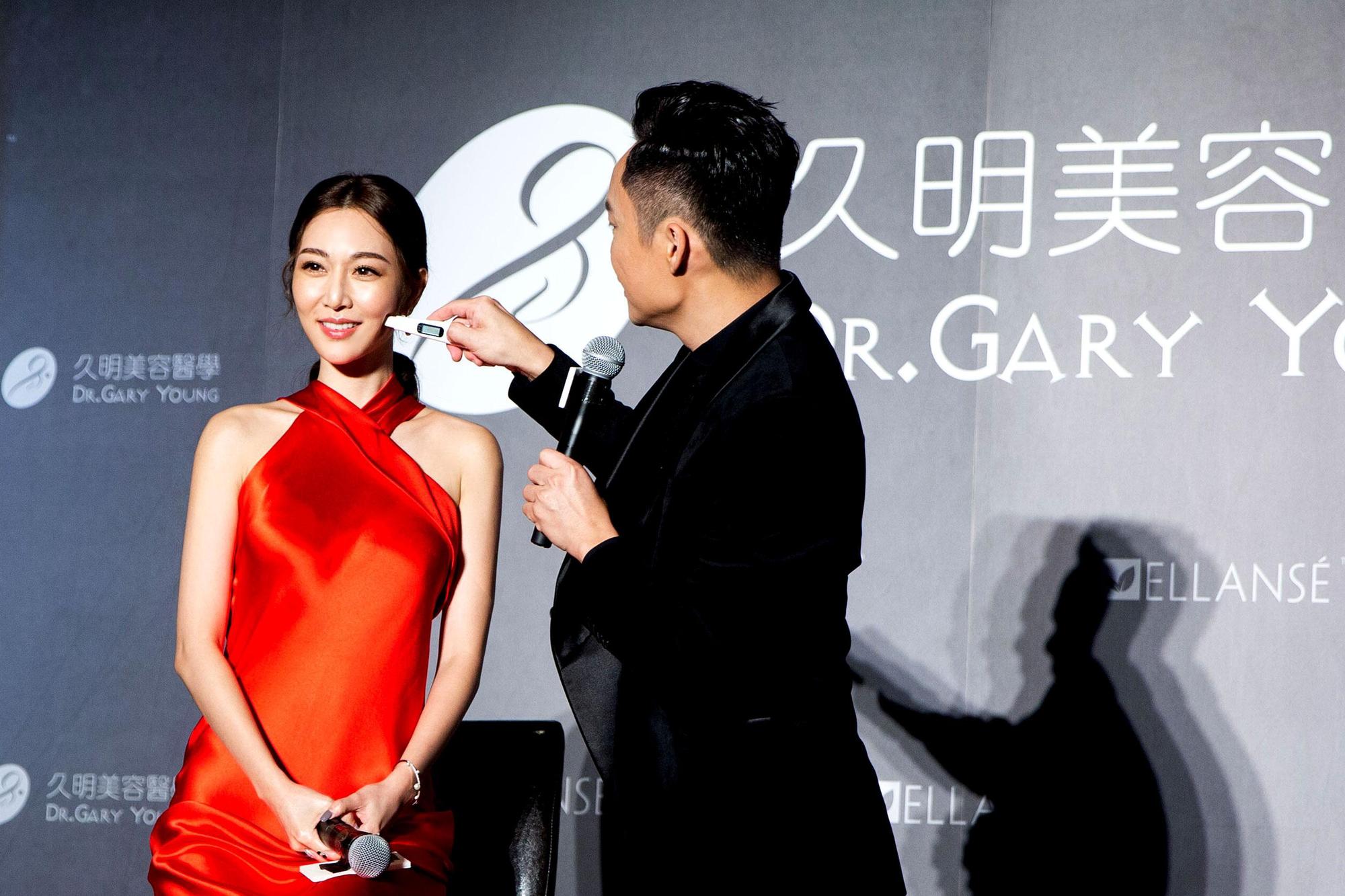 被檢測出肌膚只有20幾歲，曾莞婷很開心。（久明醫美提供）