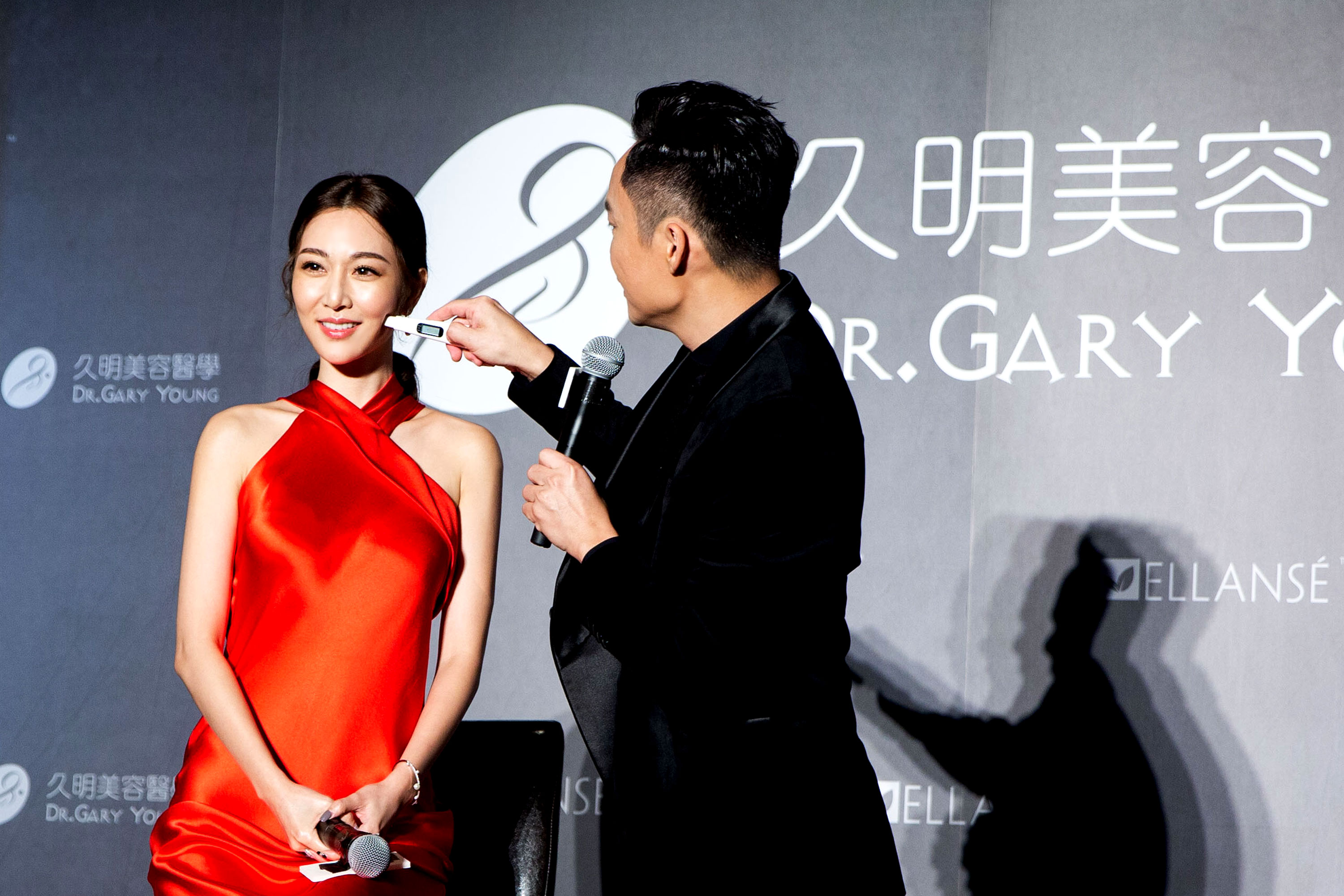 被檢測出肌膚只有20幾歲，曾莞婷很開心。（久明醫美提供）