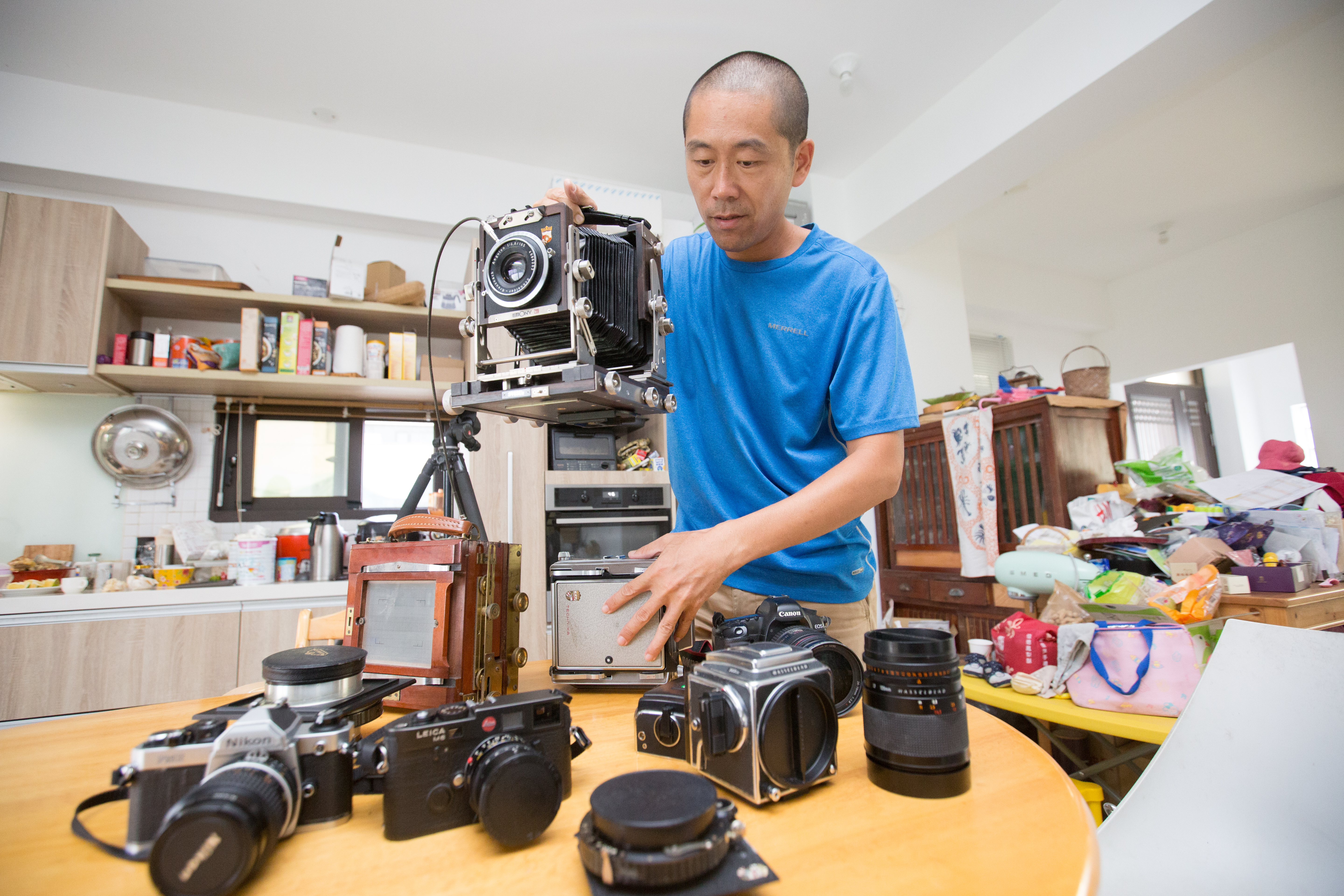 鍾順龍拿出幾台近年他慣用的相機，宛如軍力展示。