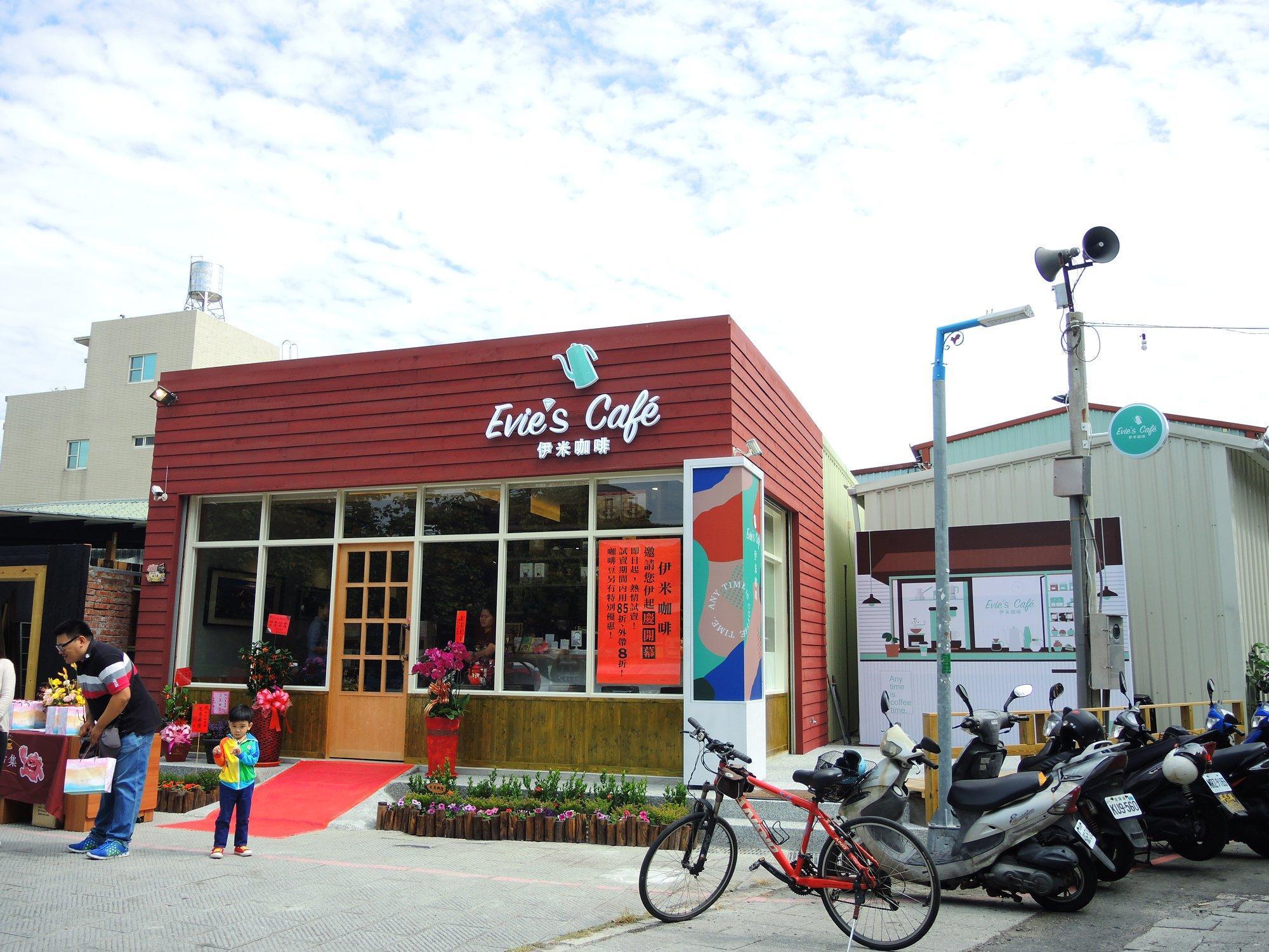 結合藝文與咖啡的文青咖啡廳「Evie's Café 伊米咖啡」,坐落在百年日式北門驛舊車站旁。