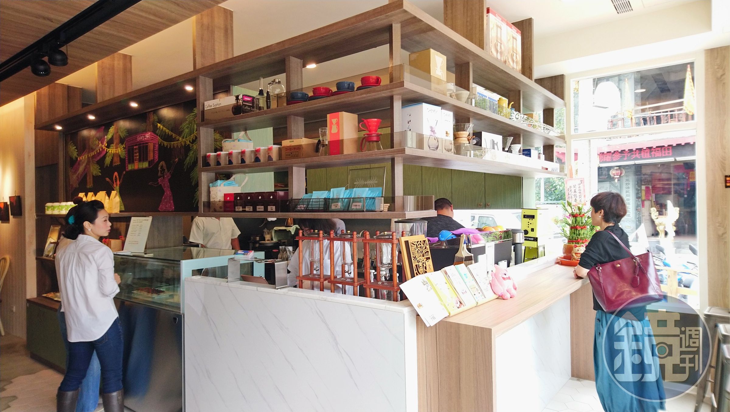 「Evie's Café伊米咖啡」主打單品咖啡，使用在地阿里山區青農的咖啡豆、茶葉，是從在地產地到餐桌的最佳實踐。