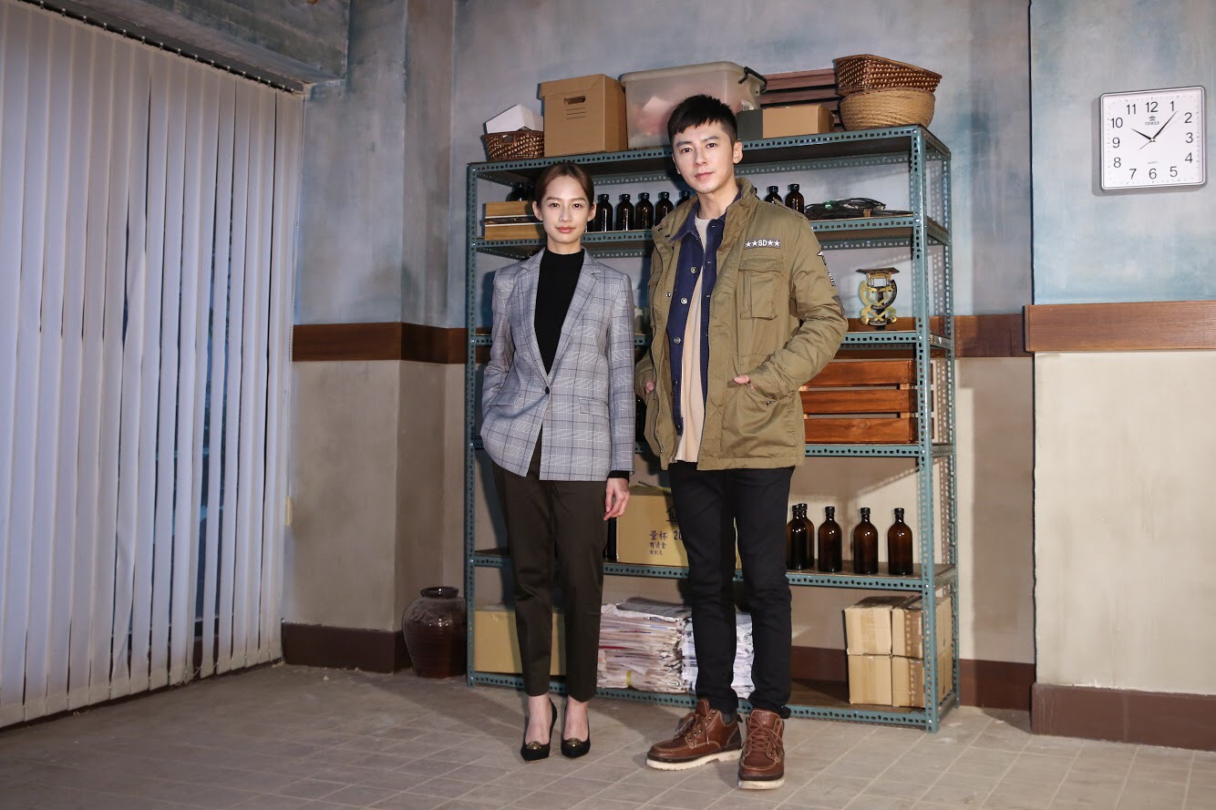 《靈異街11號》開放一個場景，簡嫚書與李國毅在現場合影。