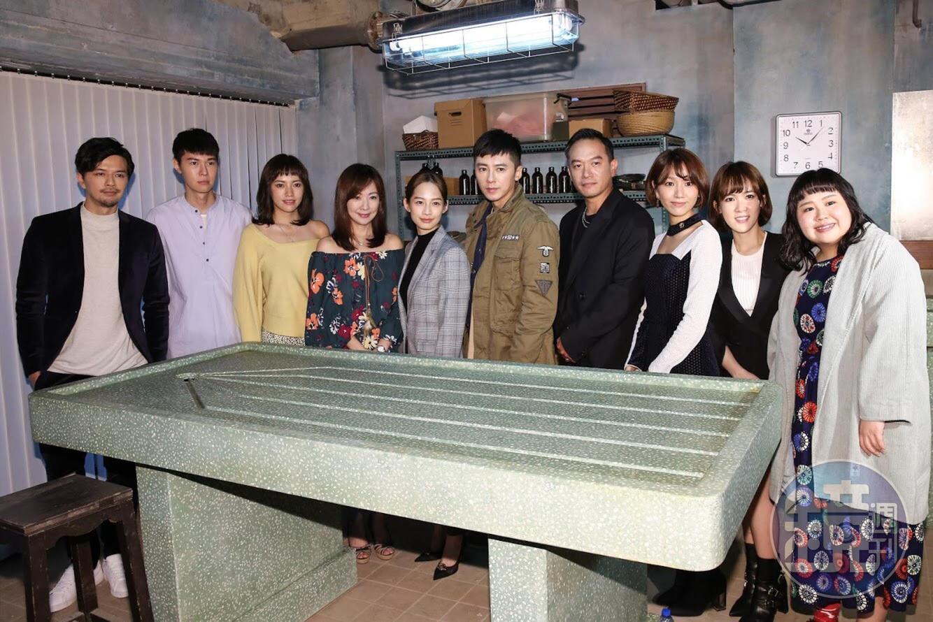 全體演員在劇組搭建的洗大體室合影。