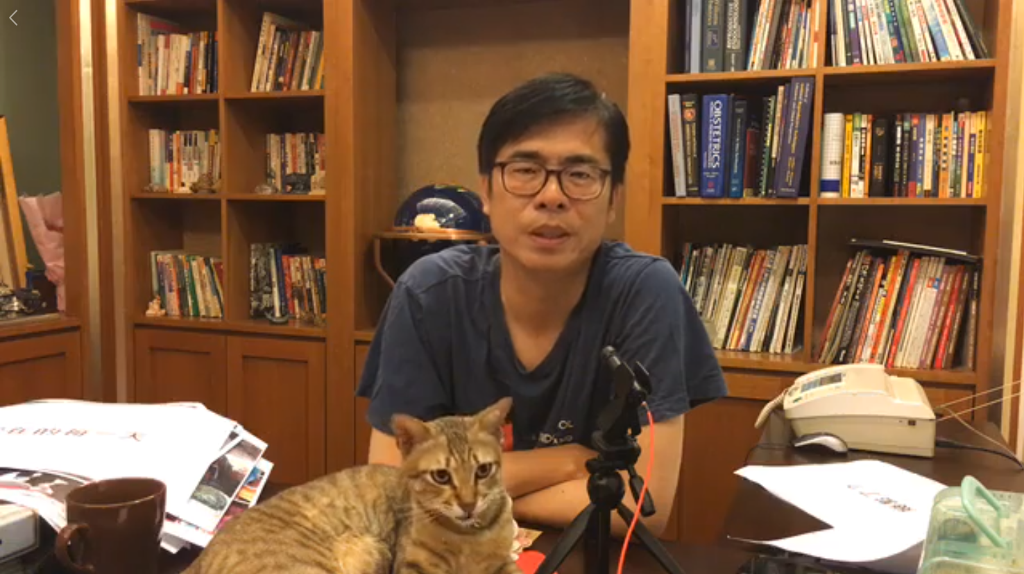 陳其邁昨（28日）在臉書開直播，不少支持者特地留言打氣、互動。直播過程中，陳其邁的愛貓也亂入在桌上，讓許多網友直呼太溫暖了。（圖取自陳其邁臉書）