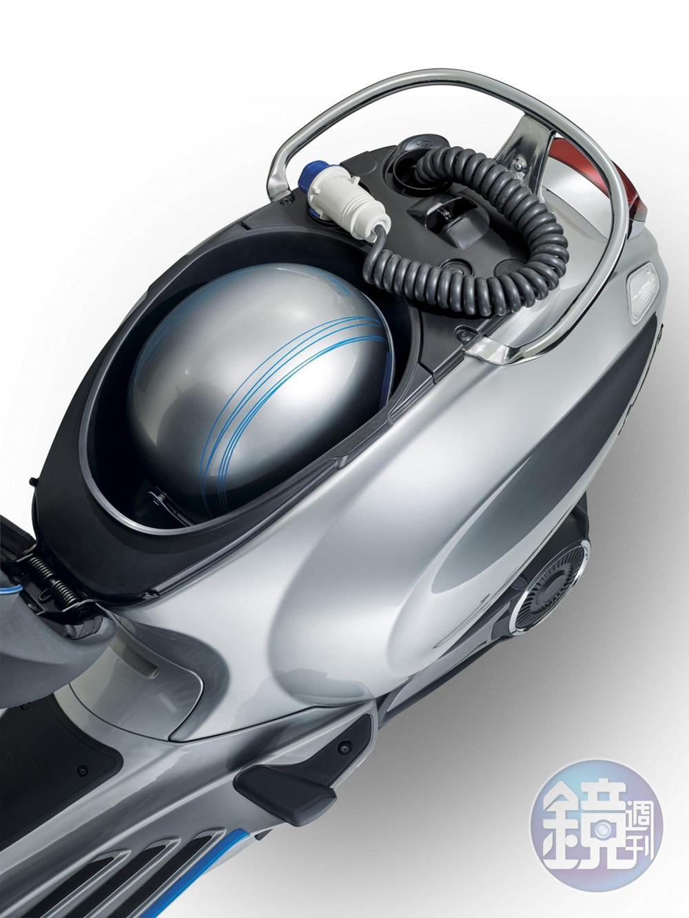 Vespa Elettric只要將座椅內的充電線插向一般的家用插座即可開始充電，在電壓220V的情況下充飽電僅需4個小時。