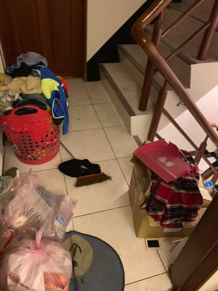 房間堆不夠，雜物還堆到樓梯間。（翻攝自花蓮同鄉會臉書）
