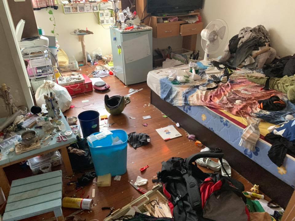房間被雜物堆得像垃圾場。（翻攝自花蓮同鄉會臉書）