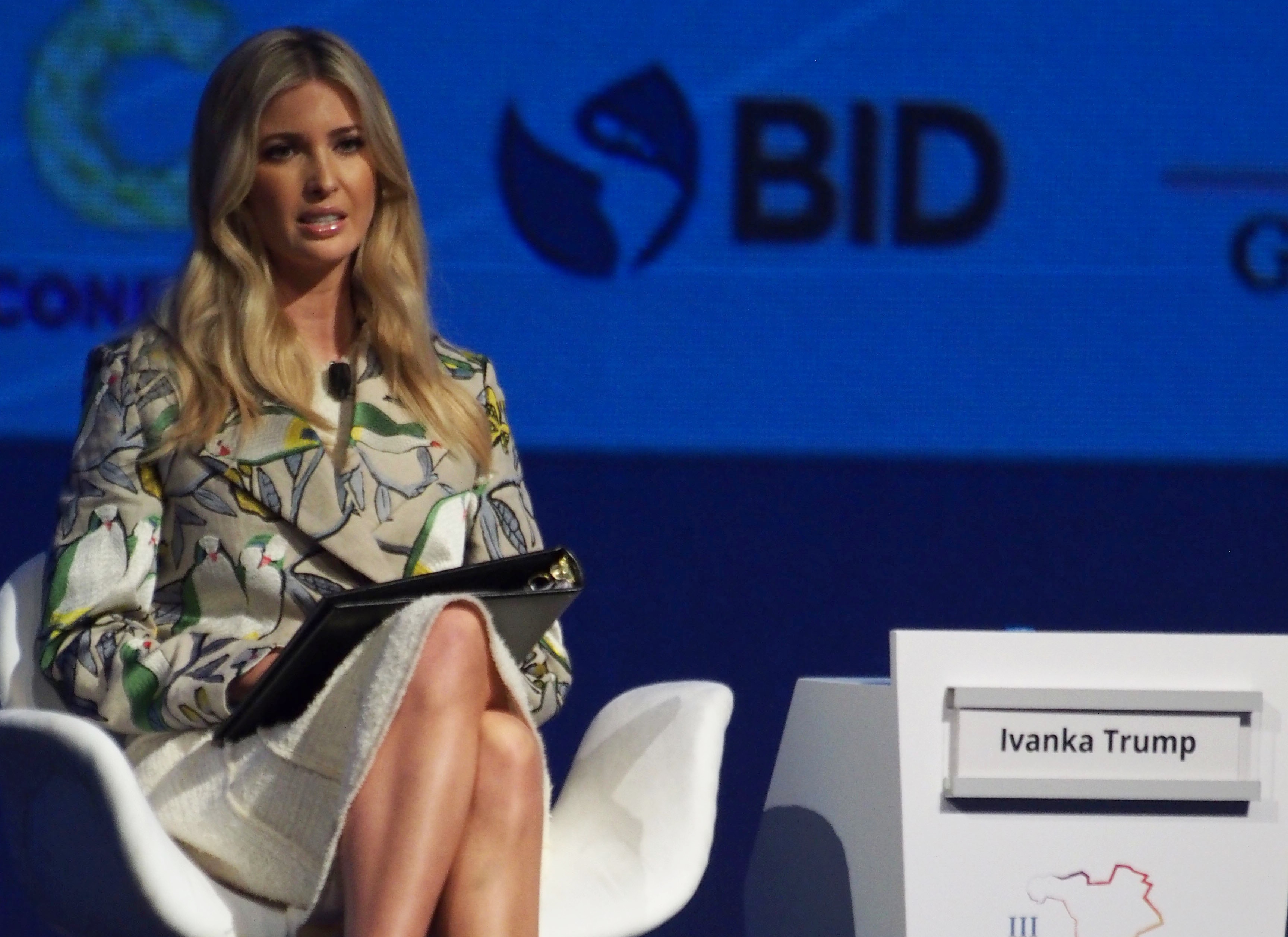 對於「私郵公用」一事，伊凡卡受訪時表示，她的情況和希拉蕊的「電郵門」完全不同。（東方IC）