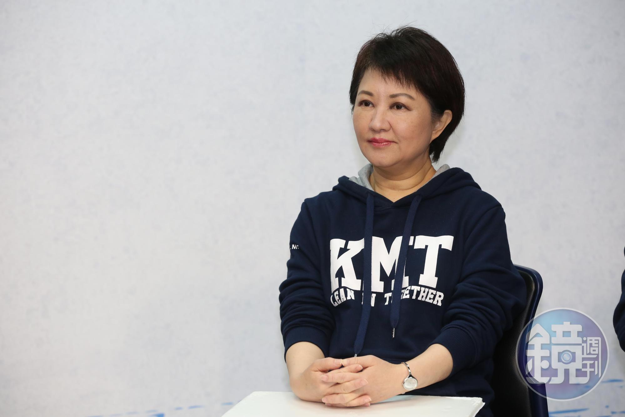 台中市長當選人盧秀燕對市民引頸企盼的山手線喊卡,認為捷運綠線先完工才是當務之急。