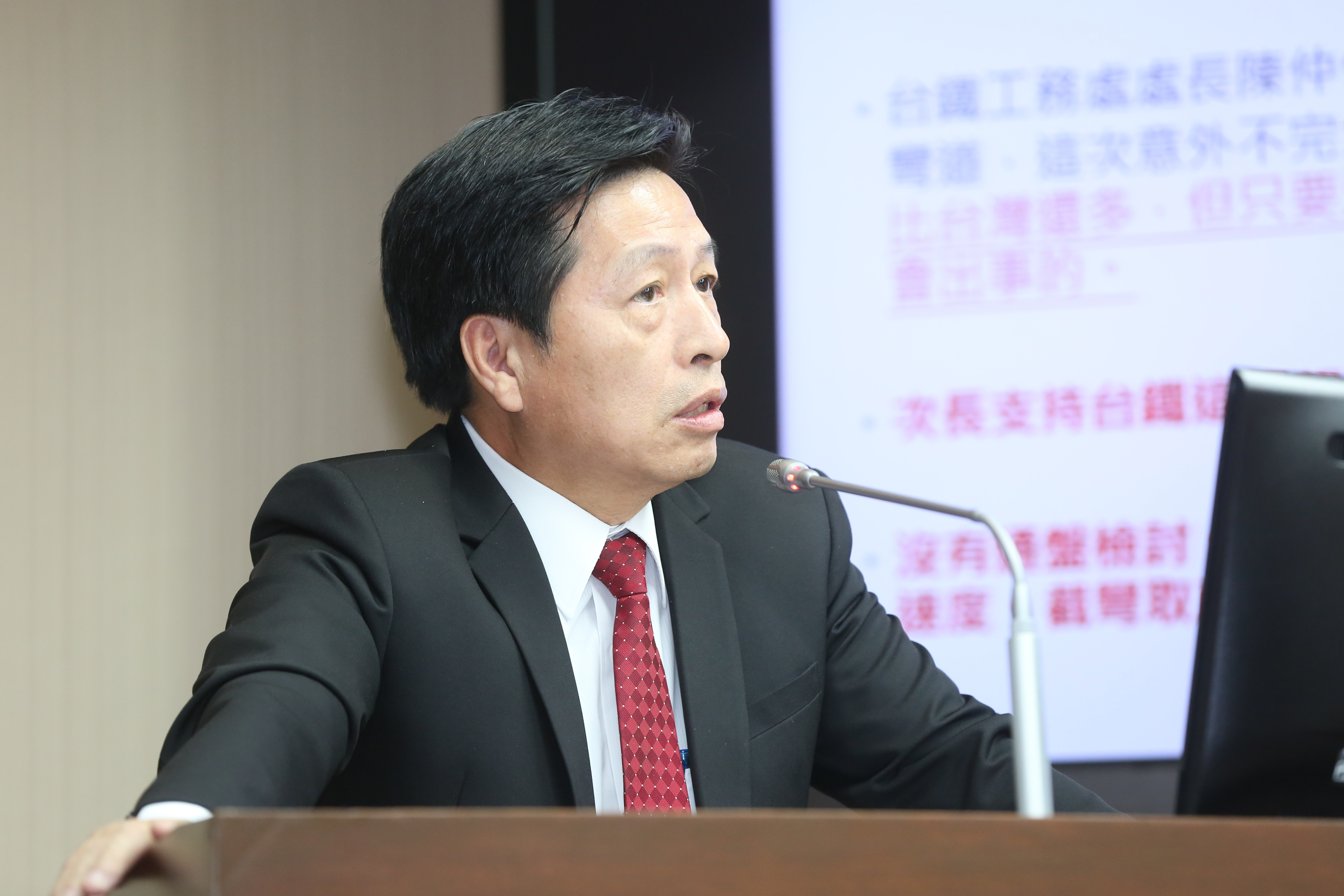 民進黨立委鄭寶清提議，應將核廢料放在公投「以核養綠」同意票最多的縣市。