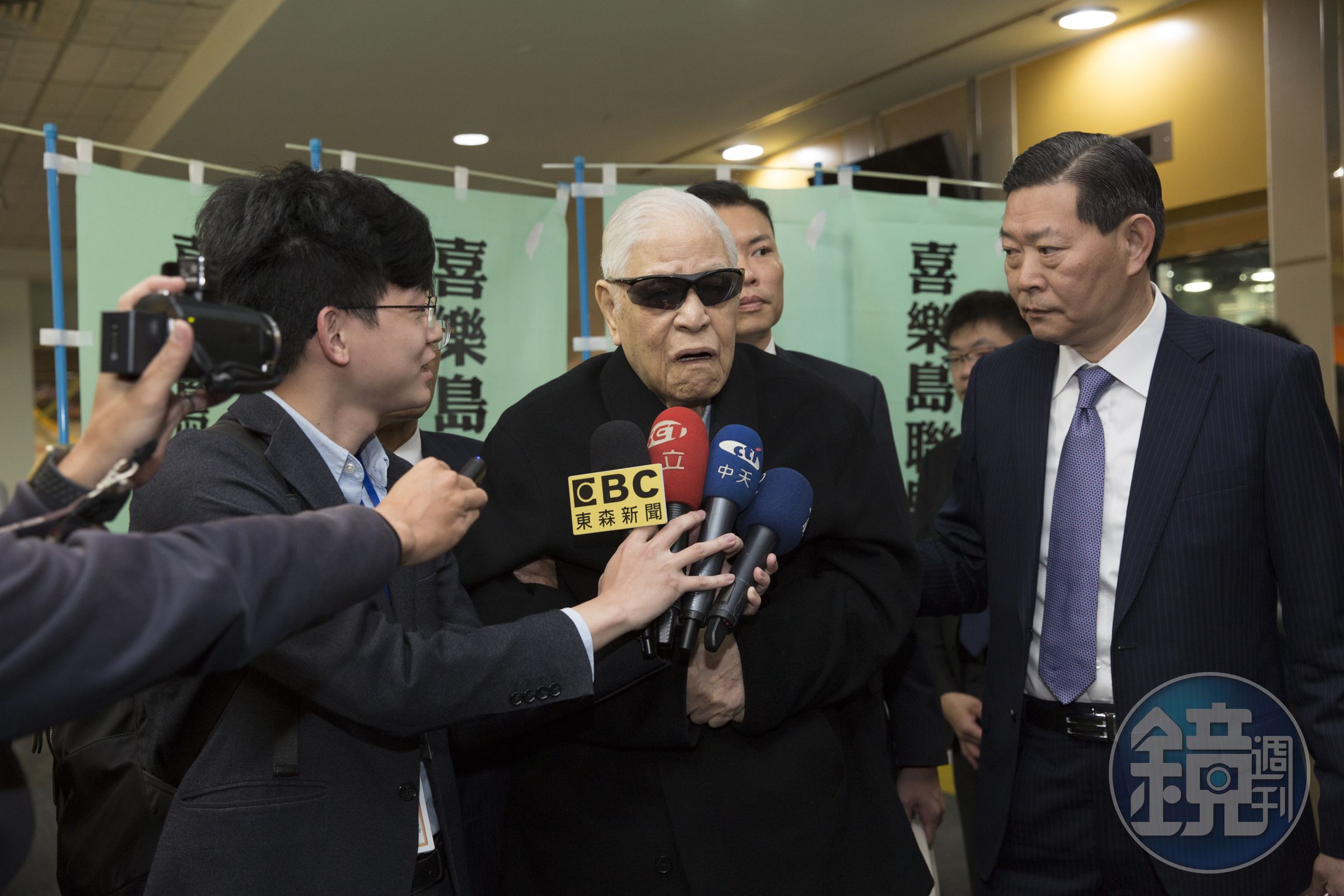 高齡95歲的李登輝（中），傳出今天中午在家中失足跌倒，送往北榮檢查中。圖為今年4月李出席喜樂島聯盟成立大會。