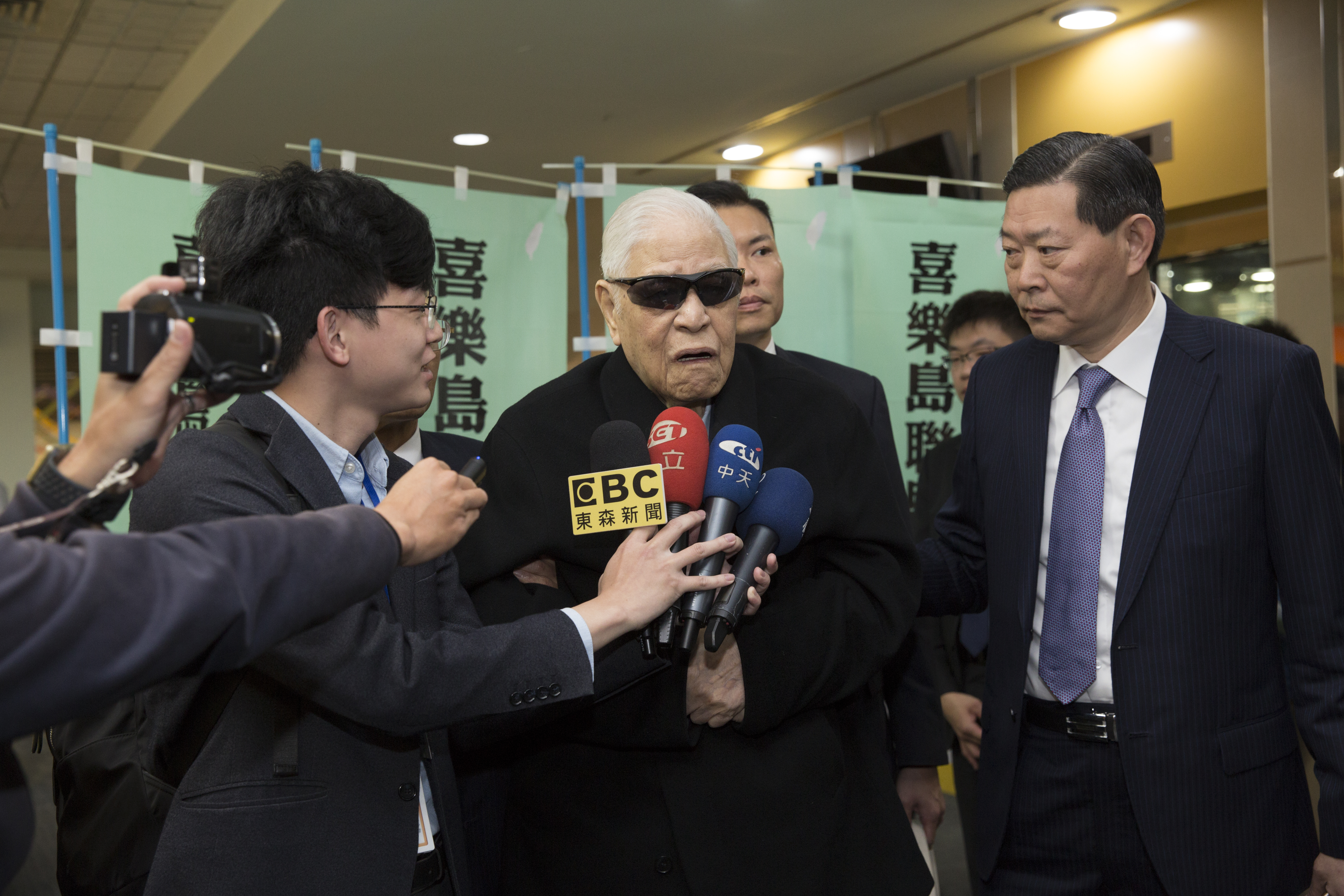 高齡95歲的李登輝（中），傳出今天中午在家中失足跌倒，送往北榮檢查中。圖為今年4月李出席喜樂島聯盟成立大會。