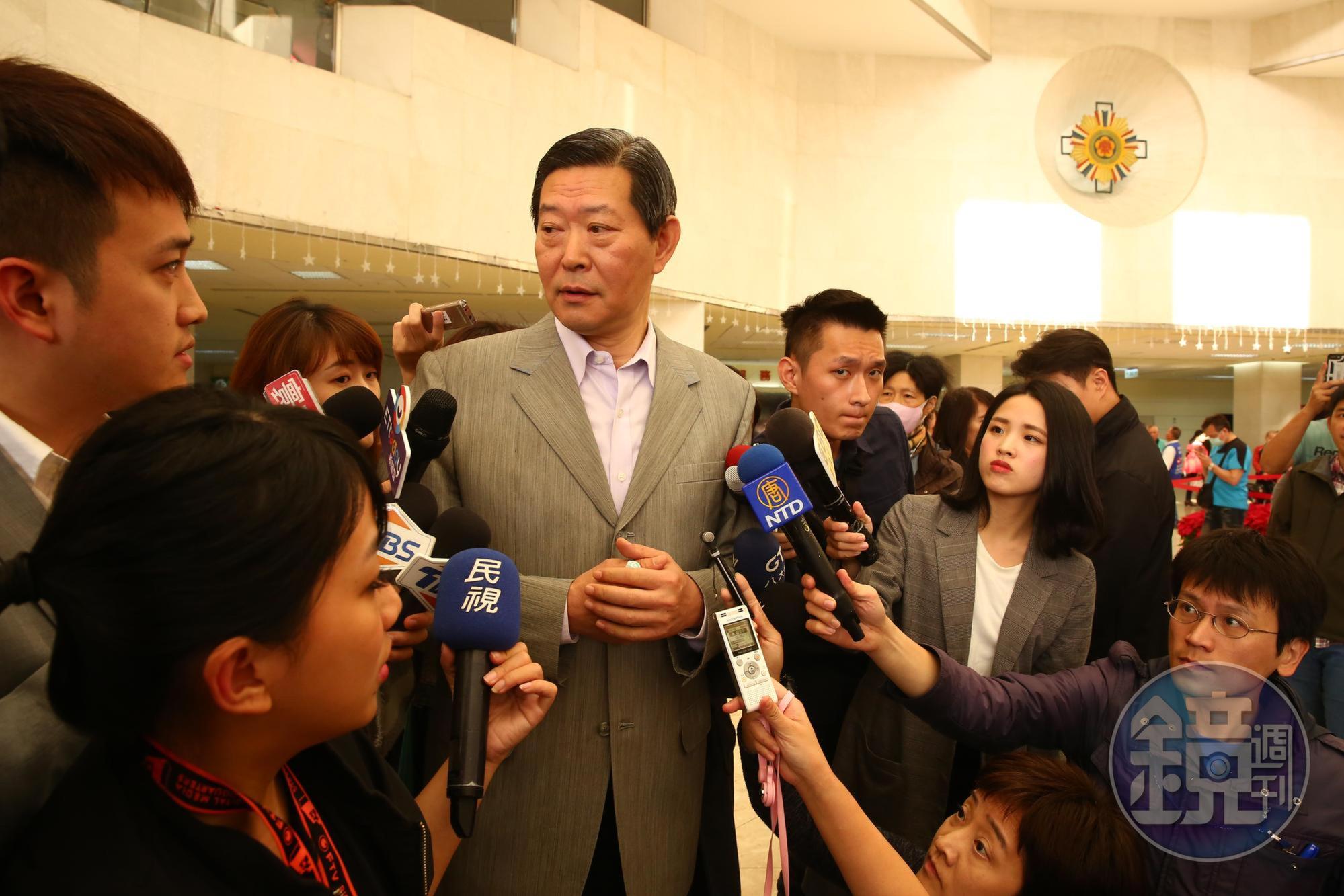 李登輝辦公室主任王燕軍在北榮說明李前總統跌倒送醫過程，及回應媒體詢問。