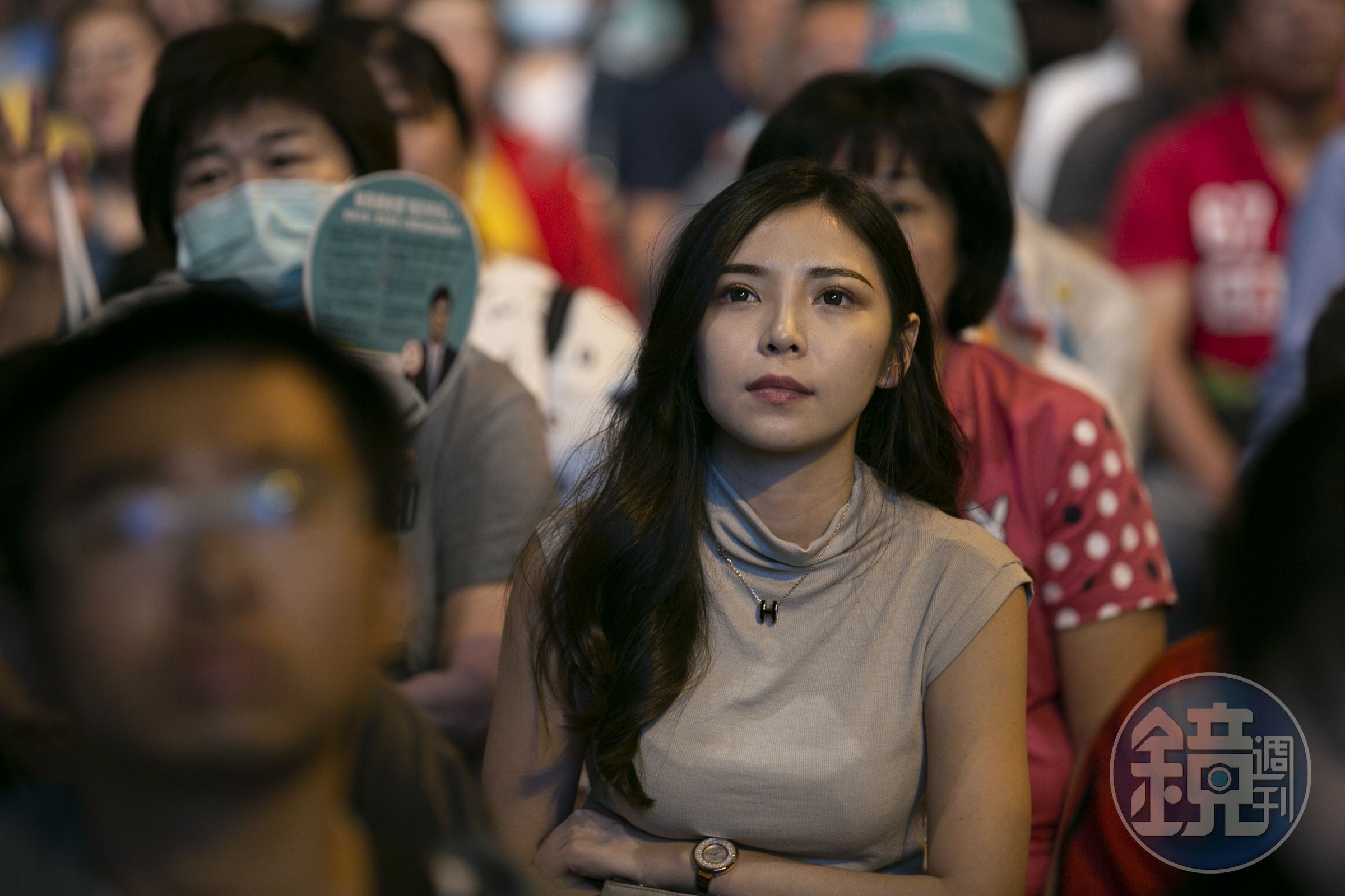 陳其邁昨晚直播時，邀請在總部開票中落淚的支持者一起喝咖啡，其中一位就是圖中的Ada。
