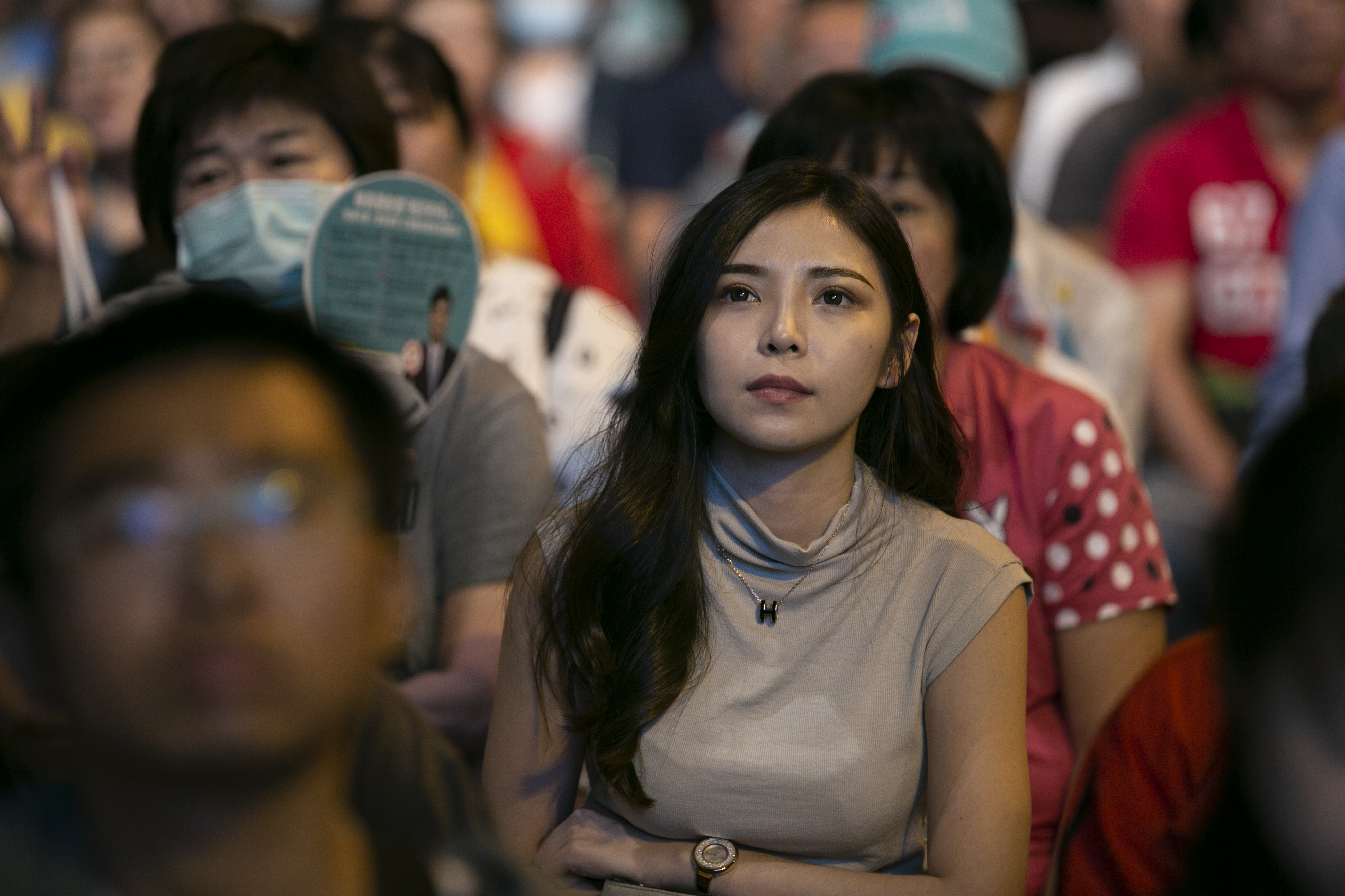 陳其邁昨晚直播時，邀請在總部開票中落淚的支持者一起喝咖啡，其中一位就是圖中的Ada。