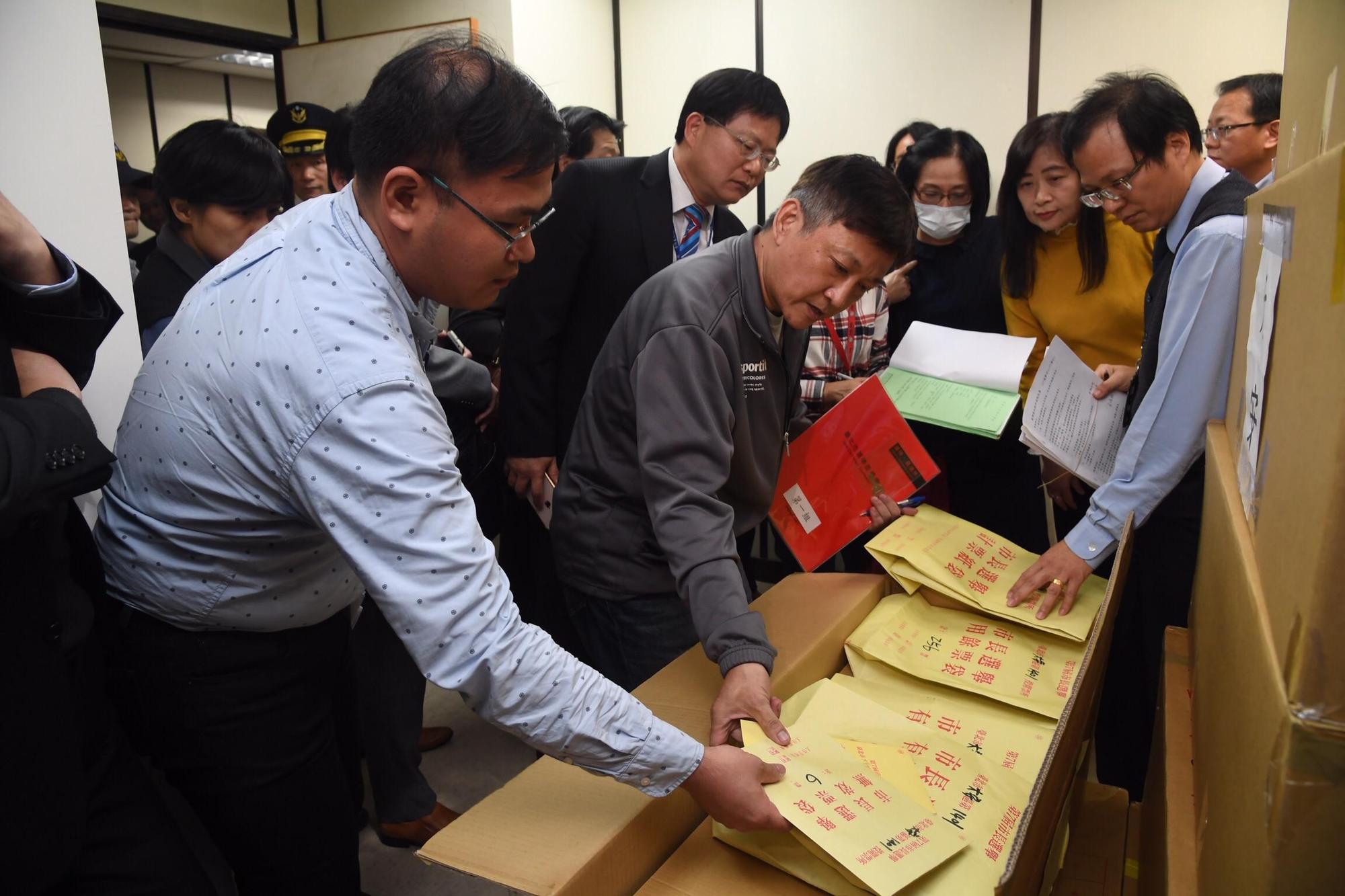 合議庭庭長蔡政哲(右)與受命法官陳靜茹(右2)進行查封。(台北市攝影記者聯誼會提供)