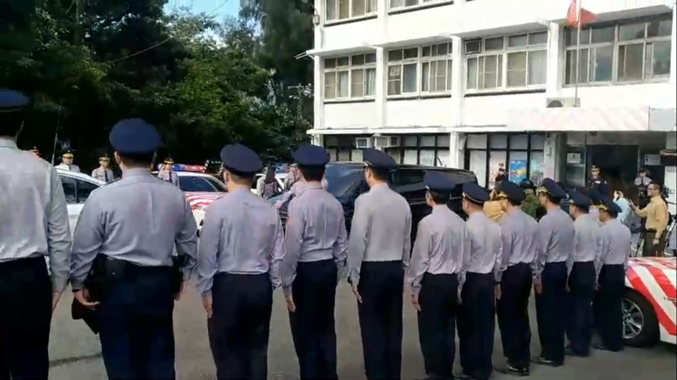 楊梅分隊向冠鈞遺體敬禮致意，希望弟兄一路好走。（翻攝畫面）