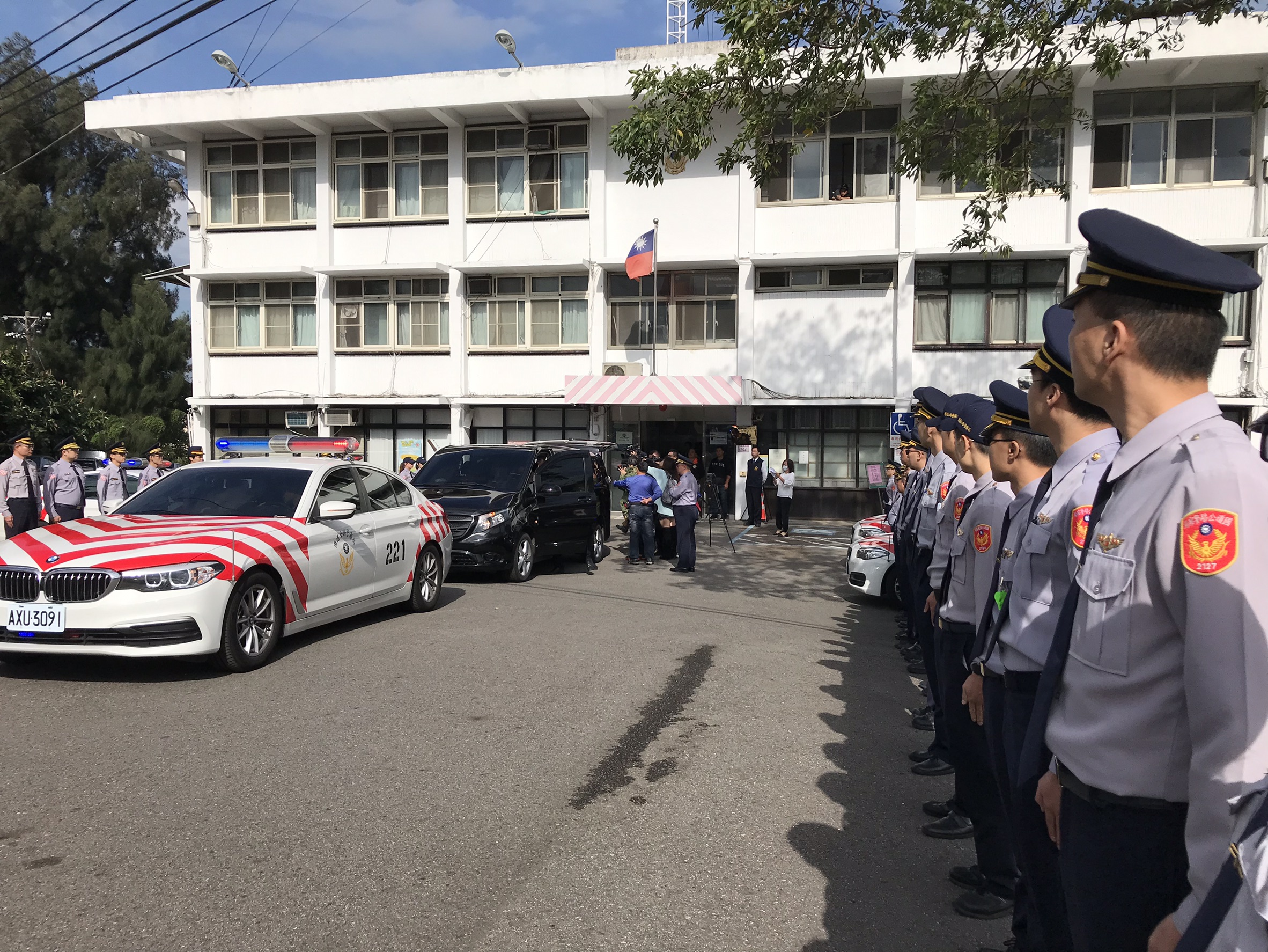 王黃冠鈞今日移靈回屏東，到楊梅分隊做最後巡禮。（翻攝畫面）