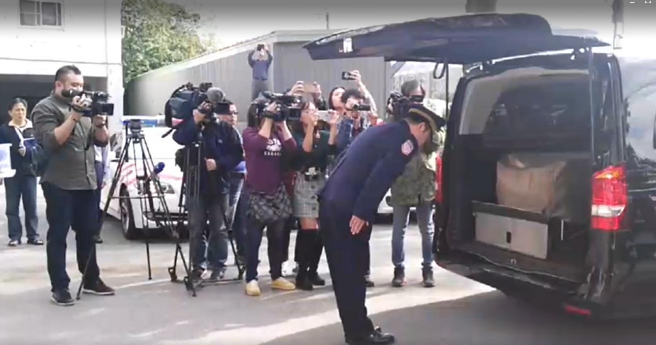 國道公路警察局第二大隊長李忠賢則將制服交給冠鈞的父母留念。(翻攝畫面)