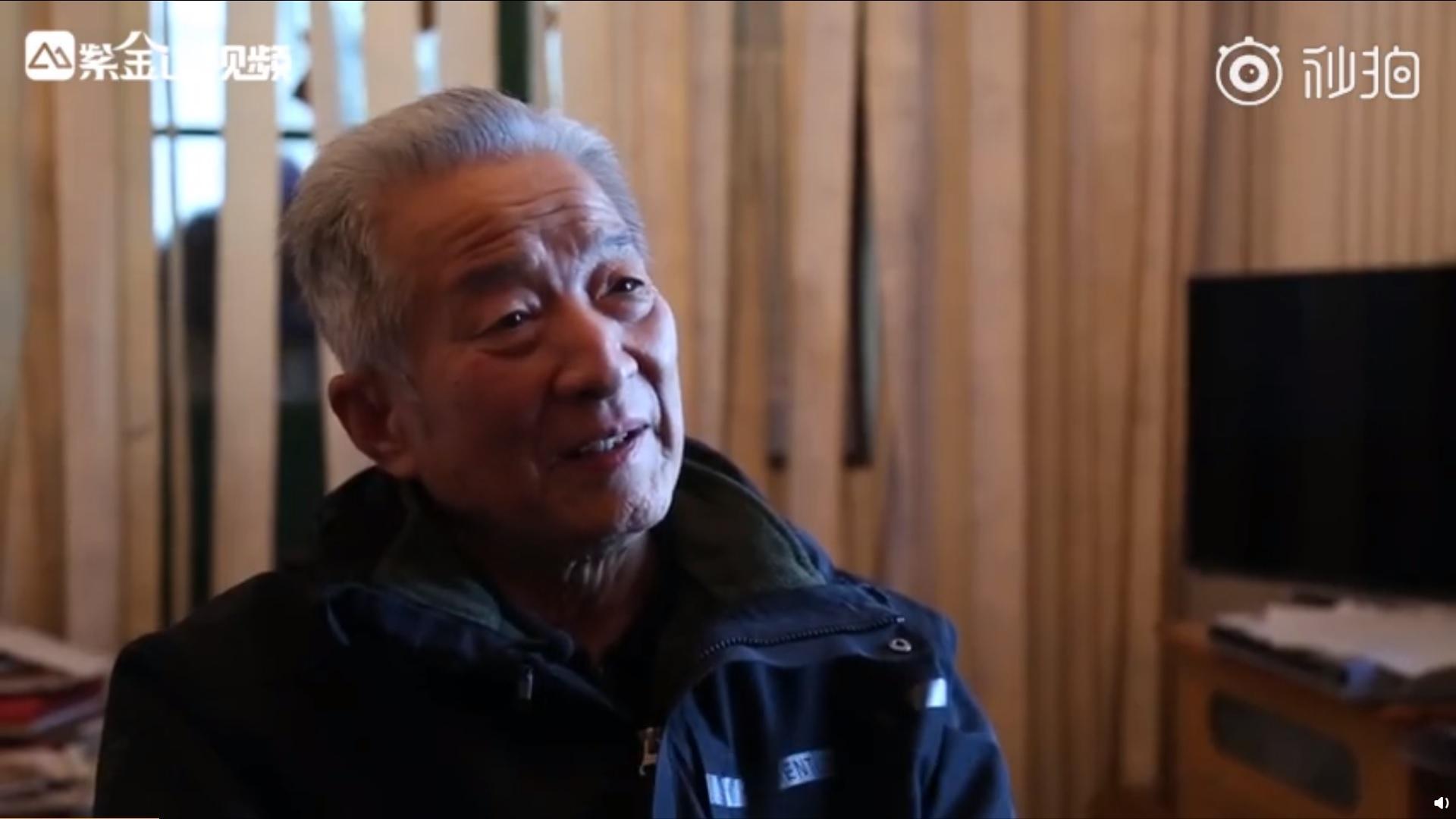 罹患帕金森氏症的老人王振順堅持5年，親筆抄完《三國演義》《西遊記》《水滸傳》及《紅樓夢》四大名著。（翻攝自紫金山視頻）