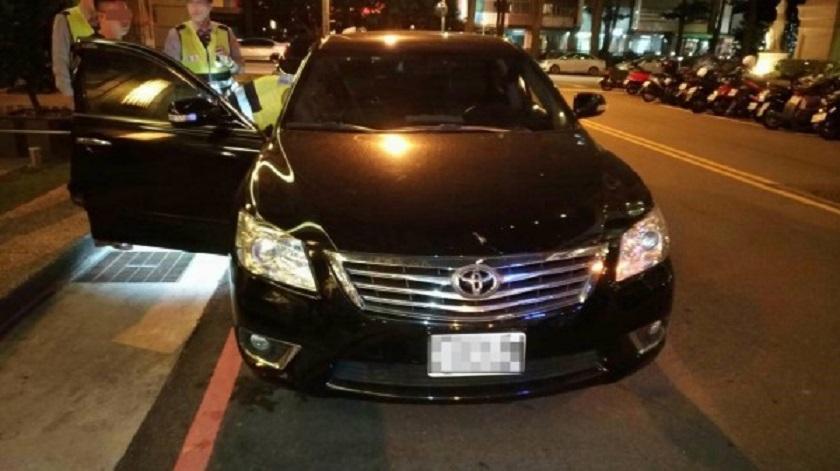 警方盤查違停自小客車。（警方提供）