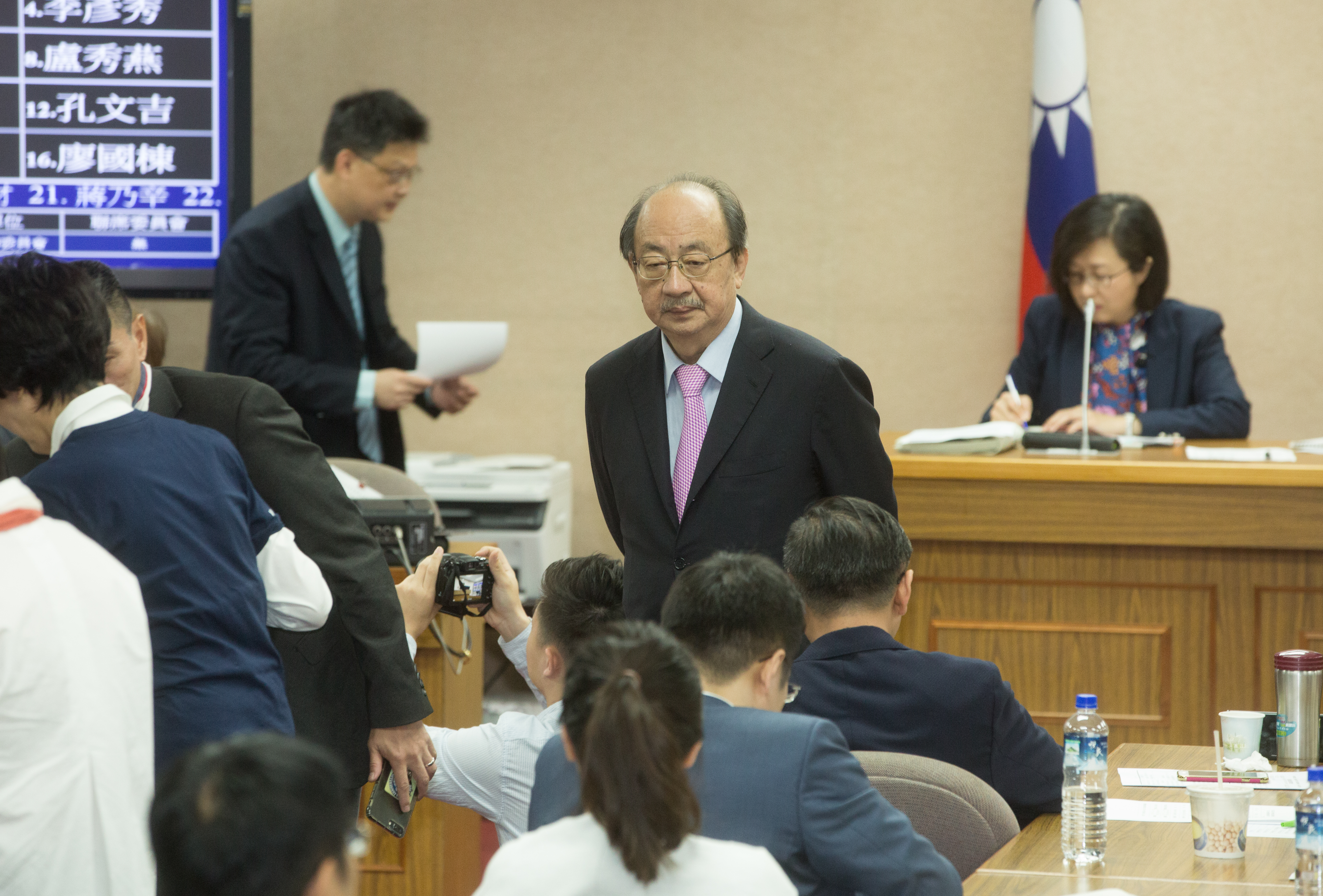 尤美女堅持呼籲修《民法》，並強調「人權不能公投」，讓民進黨團總召柯建銘脫口說：「拜託尤美女你放了民進黨！」