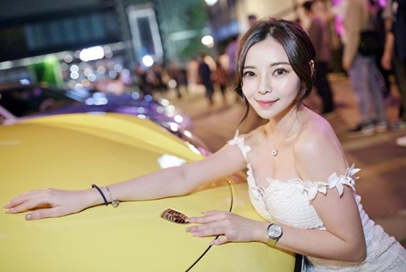 被陳其邁點名請喝咖啡的正妹，照片甜美可人、皮膚白皙，透過網站上自我介紹，除了是模特兒也是活動主持人。（翻攝自Ada IG）