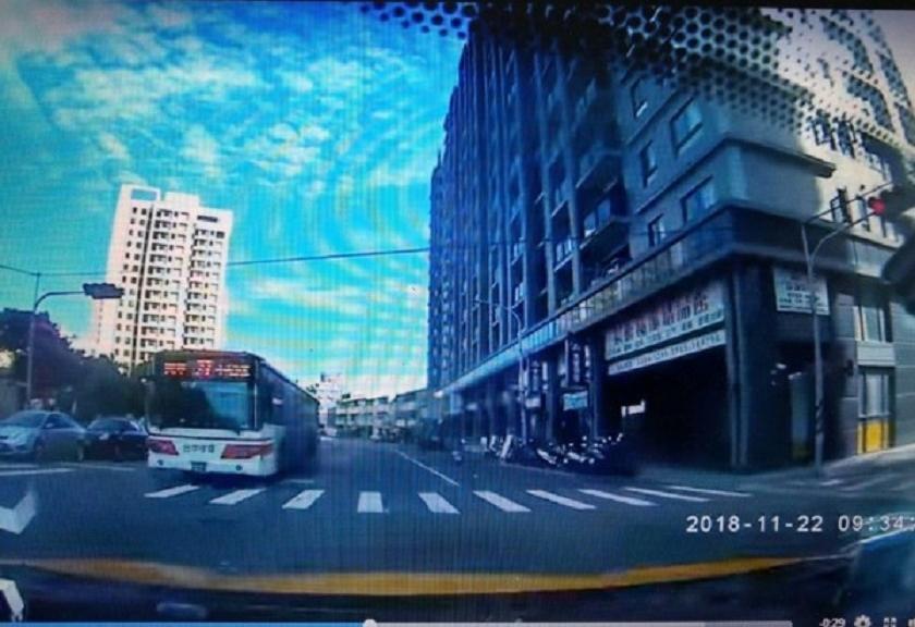 王男禮讓公車先行時，路口仍是路燈，但他左轉時已變成紅燈，員警據此認為他闖紅燈。（翻攝自爆料公社）