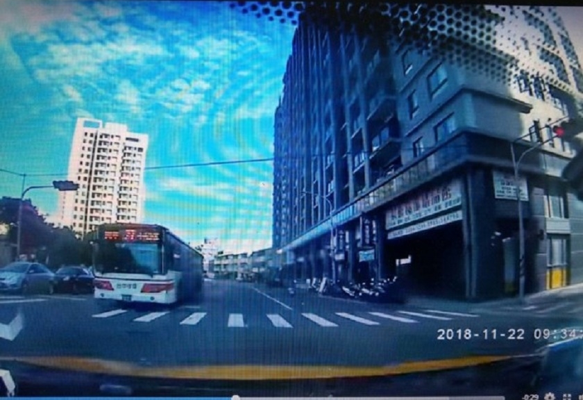 王男禮讓公車先行時，路口仍是路燈，但他左轉時已變成紅燈，員警據此認為他闖紅燈。（翻攝自爆料公社）