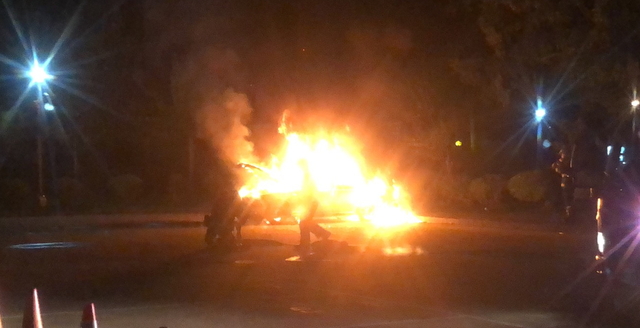 一名老翁在國父紀念館停車場自焚，研判是不堪訴訟壓力尋死。（翻攝畫面）